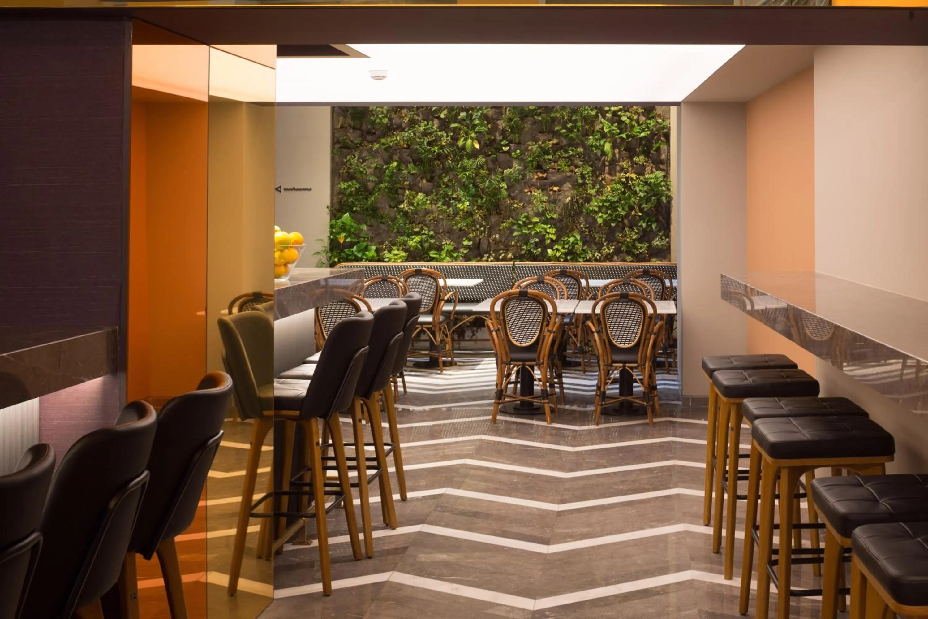 Restaurant/places to eat in Hotel Lozenge