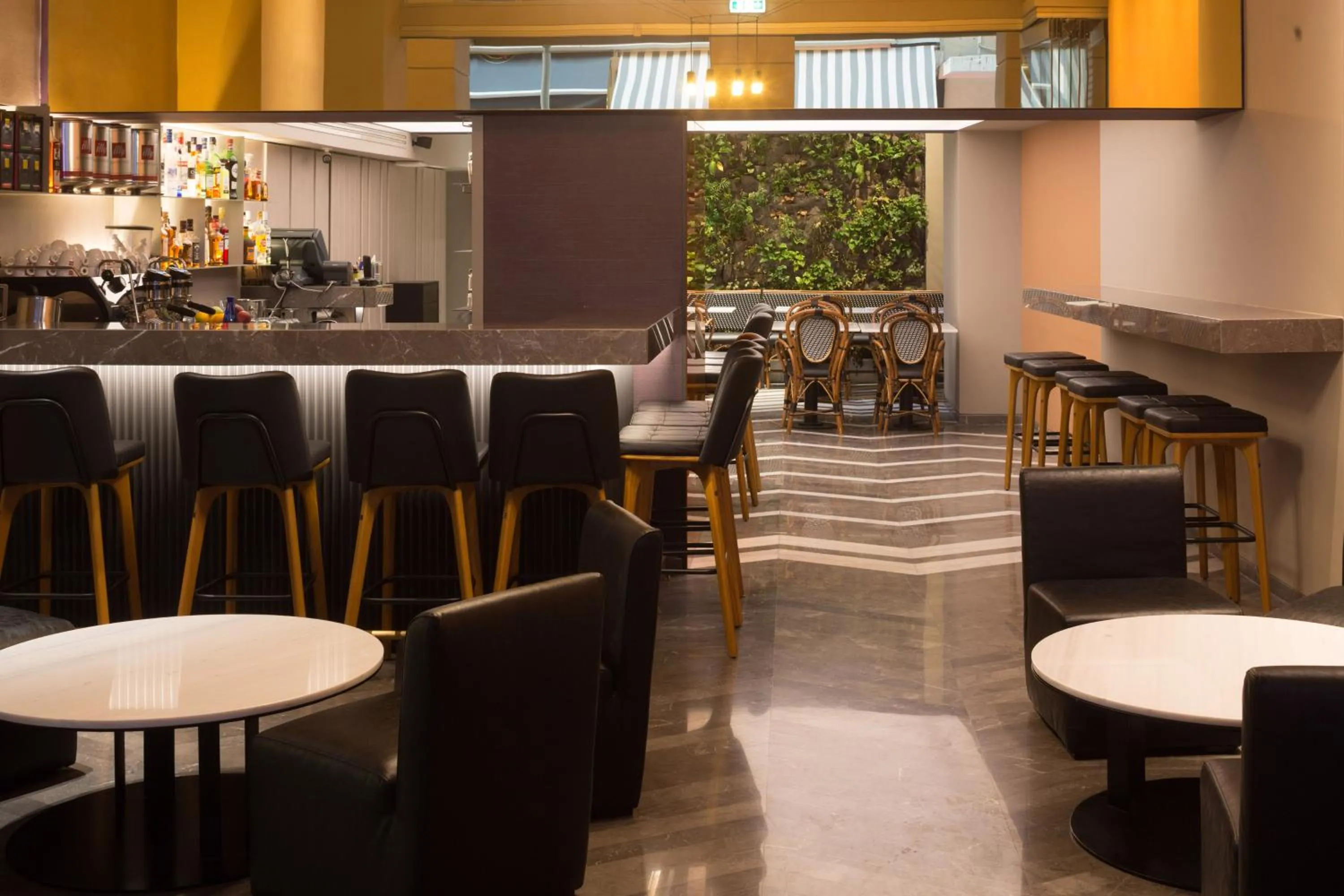 Restaurant/places to eat in Hotel Lozenge