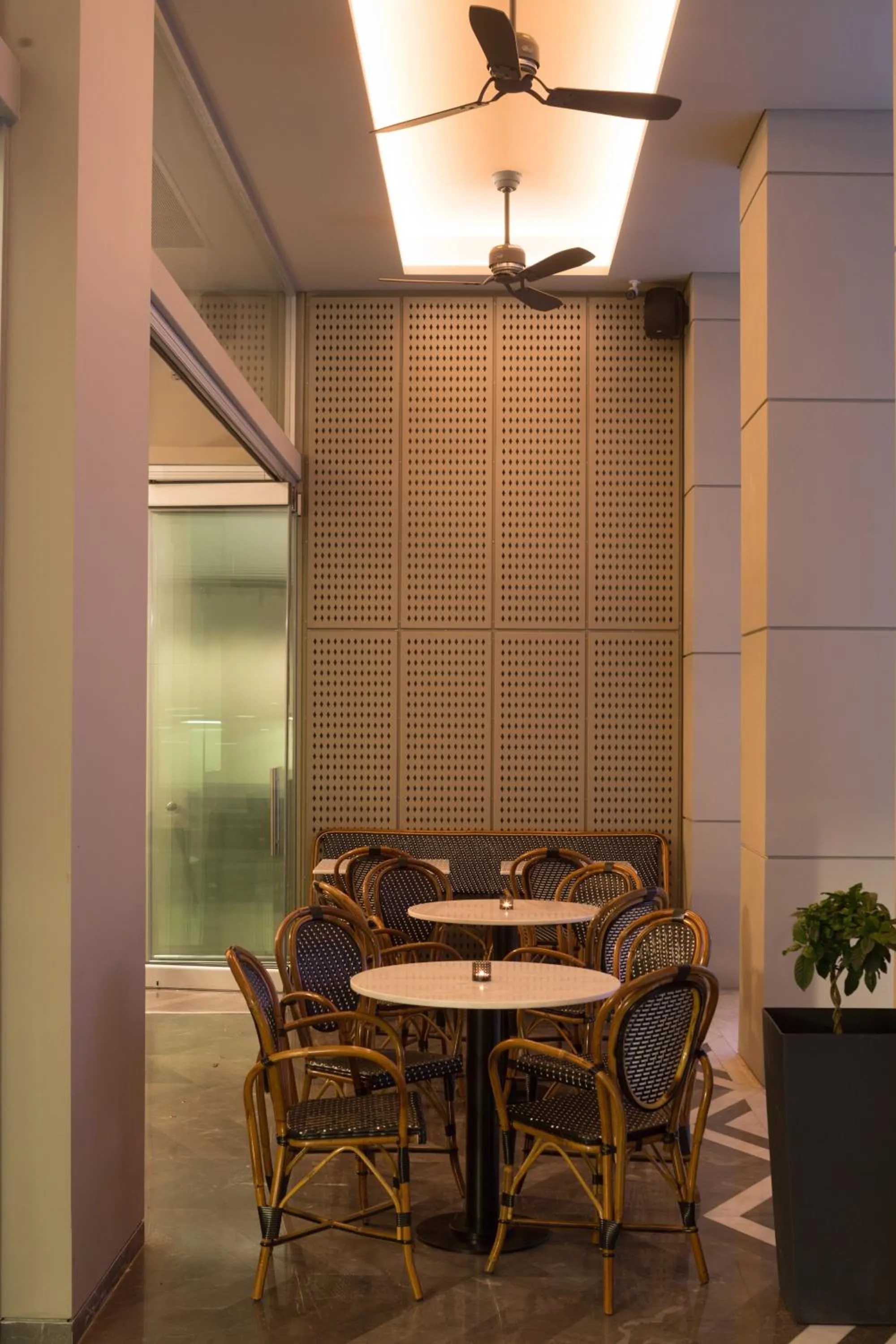 Restaurant/places to eat in Hotel Lozenge