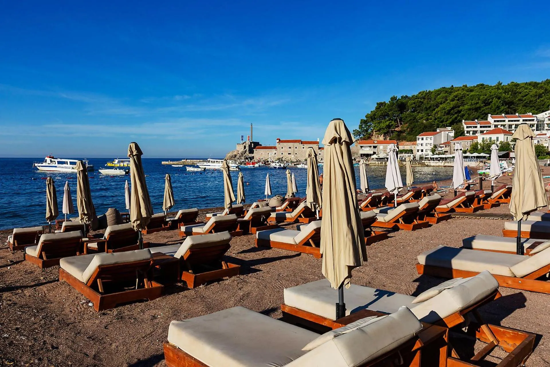 Beach in Hotel Riva by Aycon