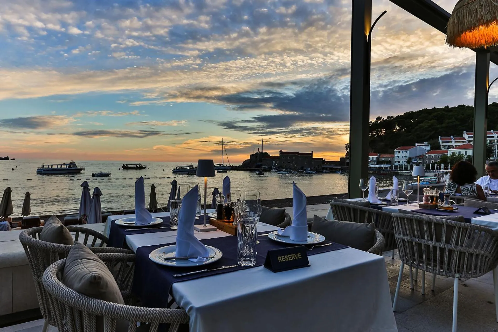 Restaurant/places to eat in Hotel Riva by Aycon