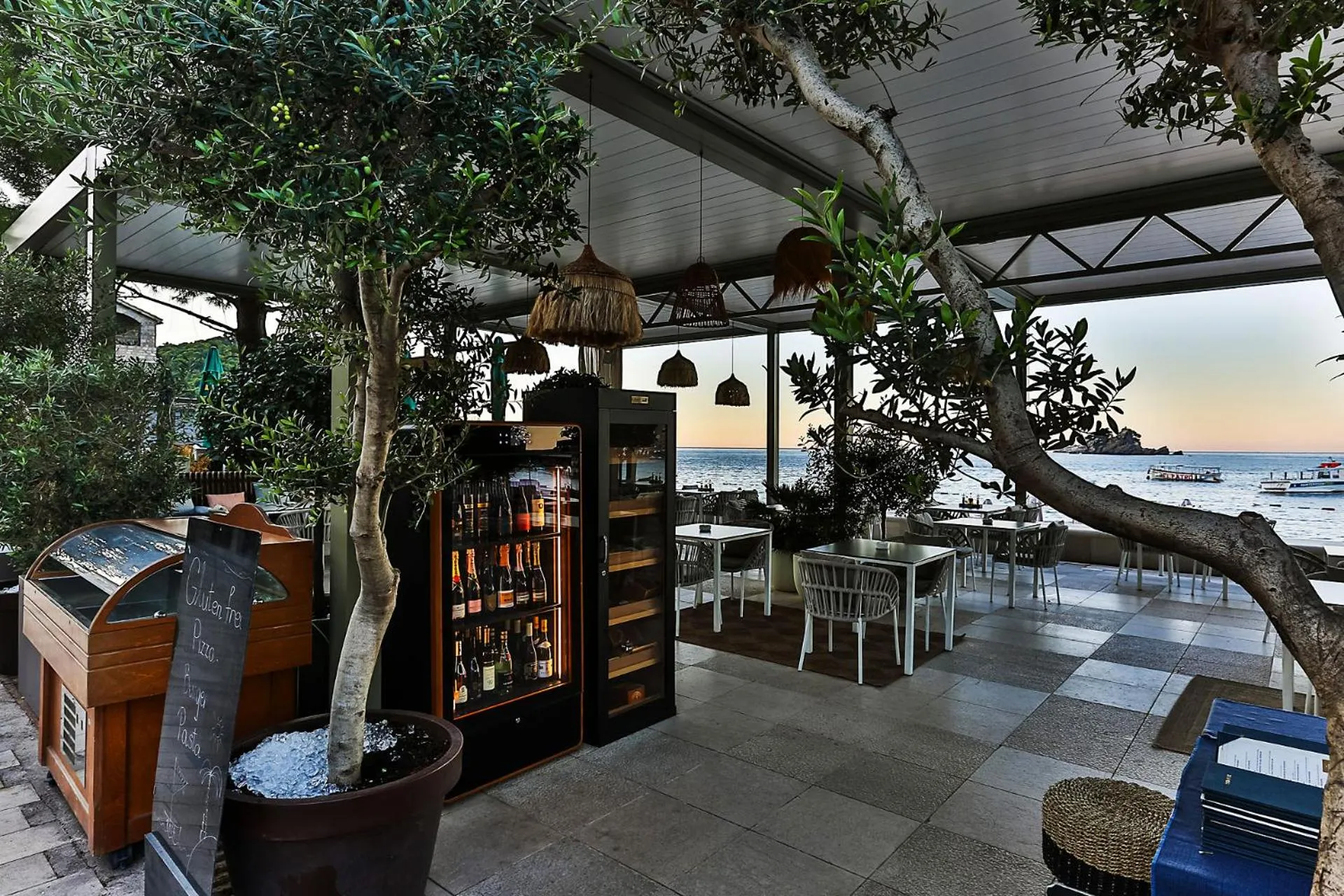 Restaurant/places to eat in Hotel Riva by Aycon