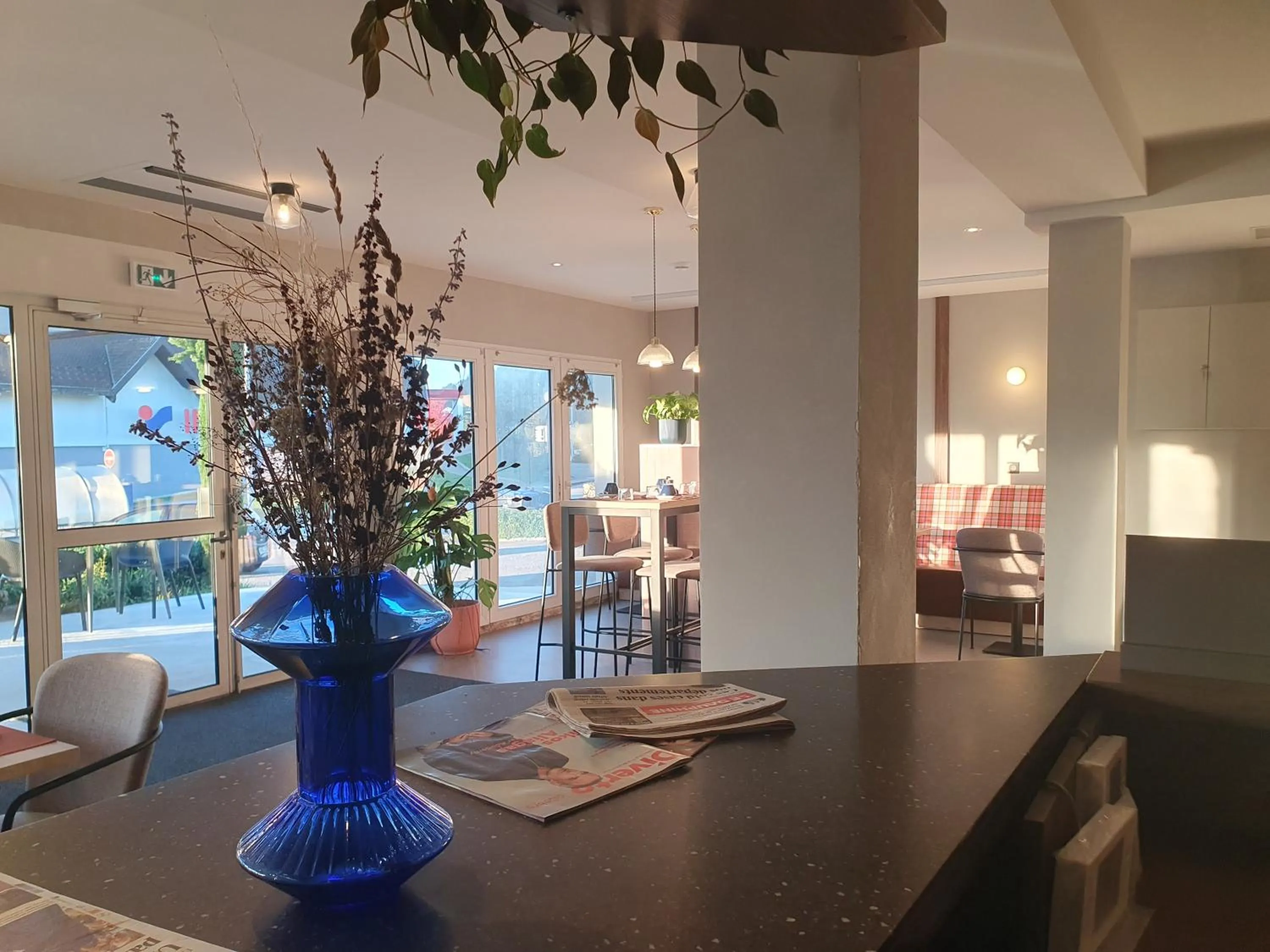 Lounge or bar in Best Western Kobalt Annecy Nord - Epagny