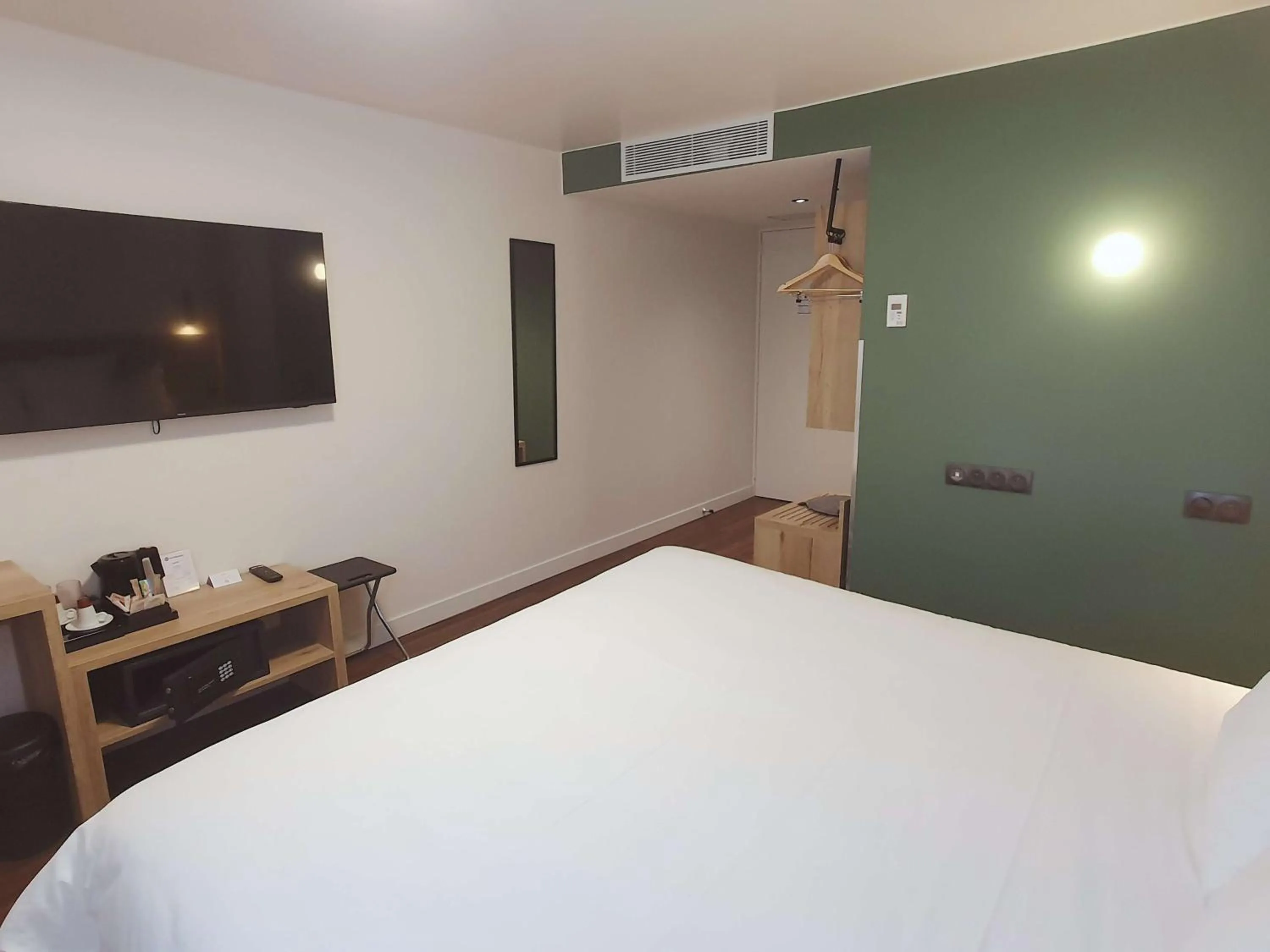 Bedroom, Bed in Best Western Kobalt Annecy Nord - Epagny