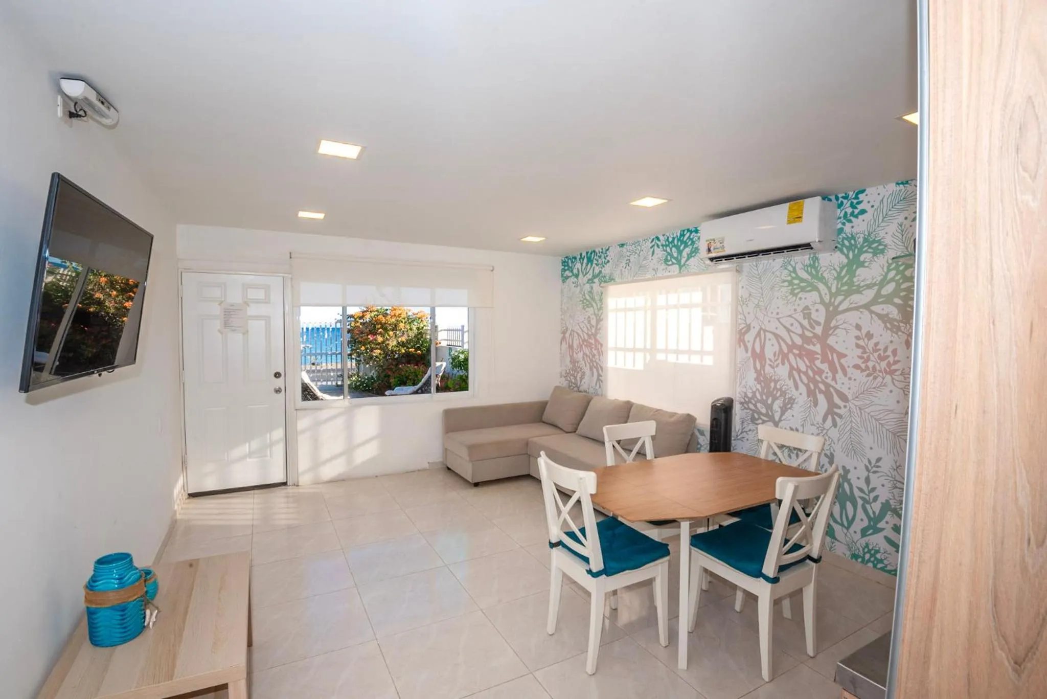 TV and multimedia in By The Sea Guest House