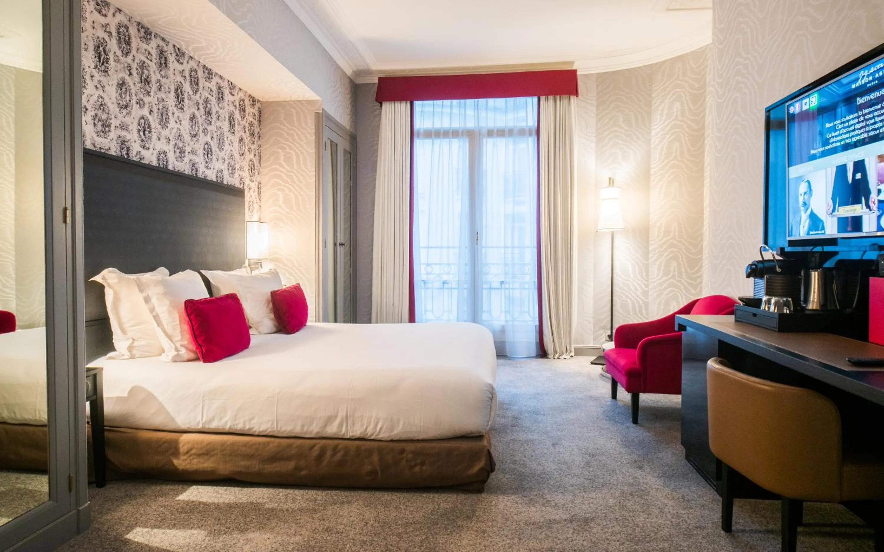 Photo of the whole room, Bed in Maison Astor Paris, Curio Collection by Hilton