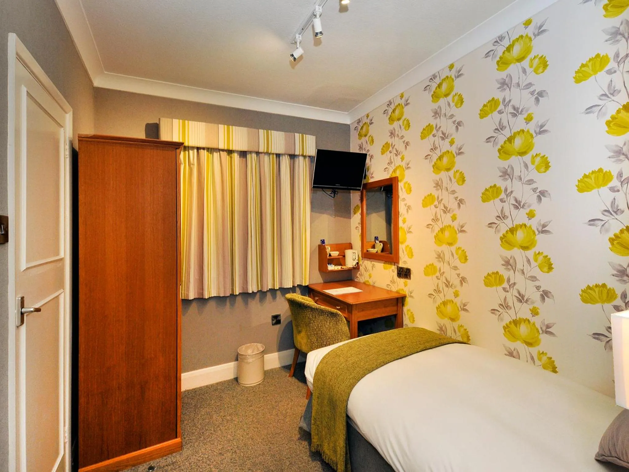 Photo of the whole room, Bed in Ardington Hotel