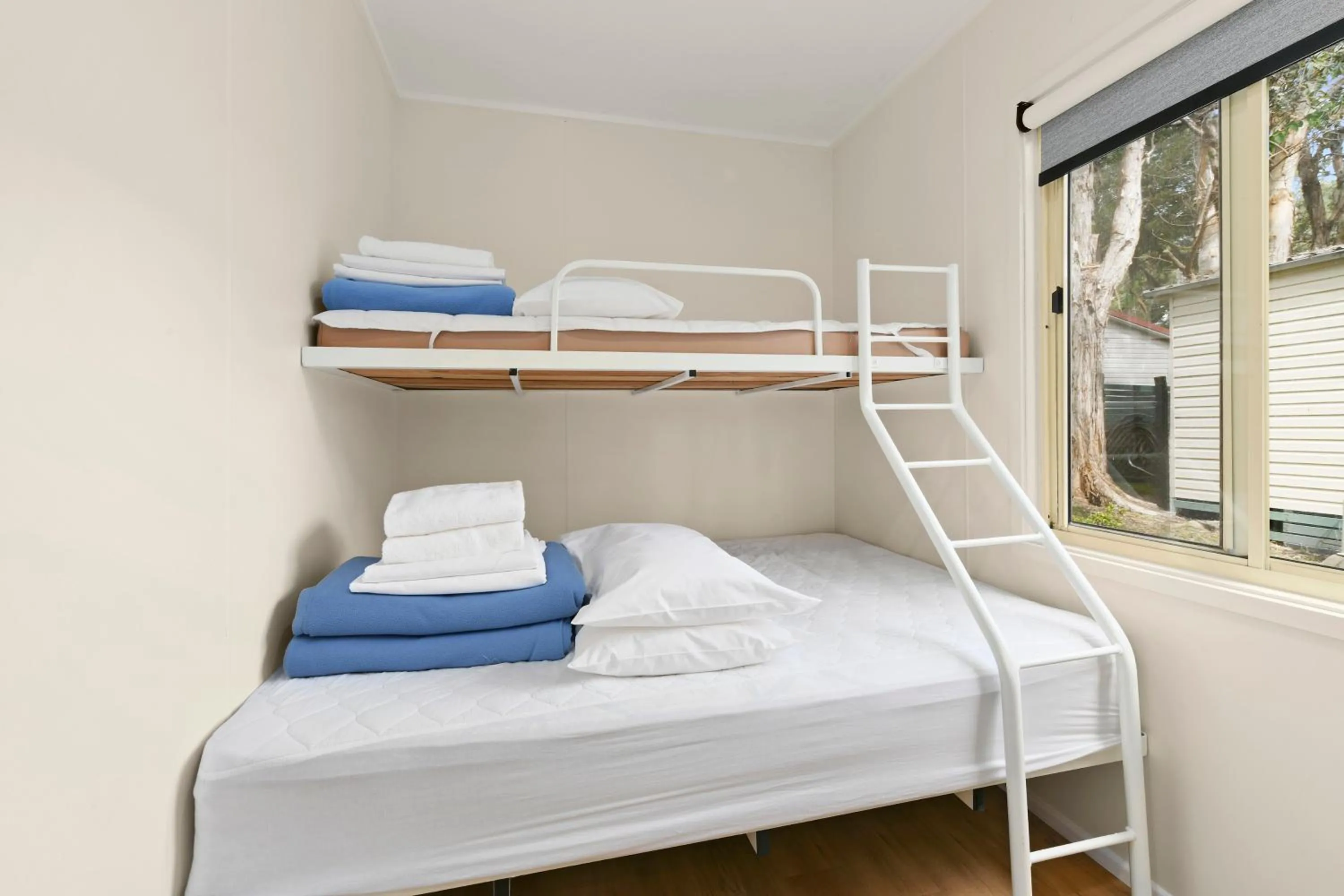 Bedroom, Bed in Flynns Beach Caravan Park