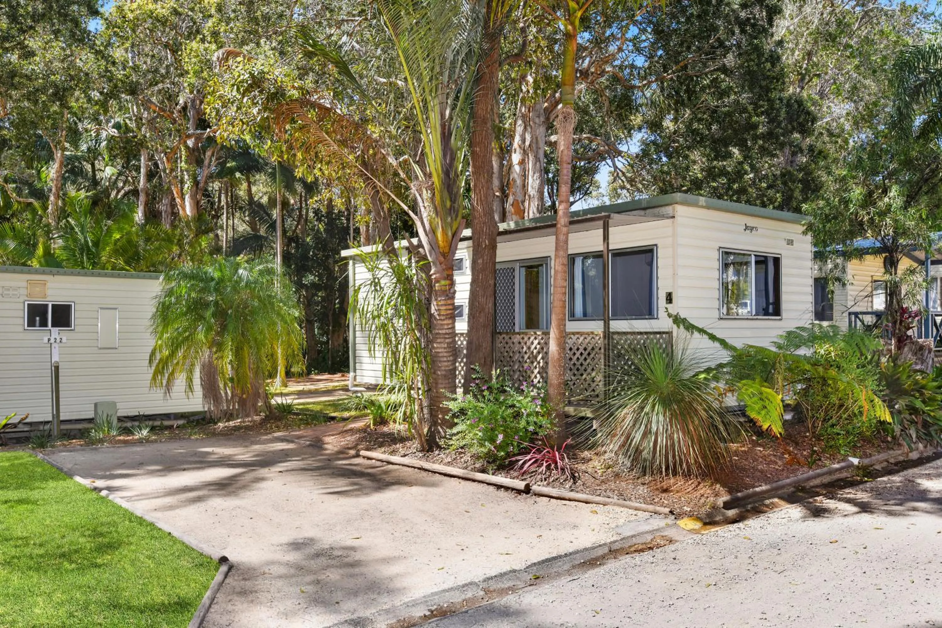 Property building in Flynns Beach Caravan Park