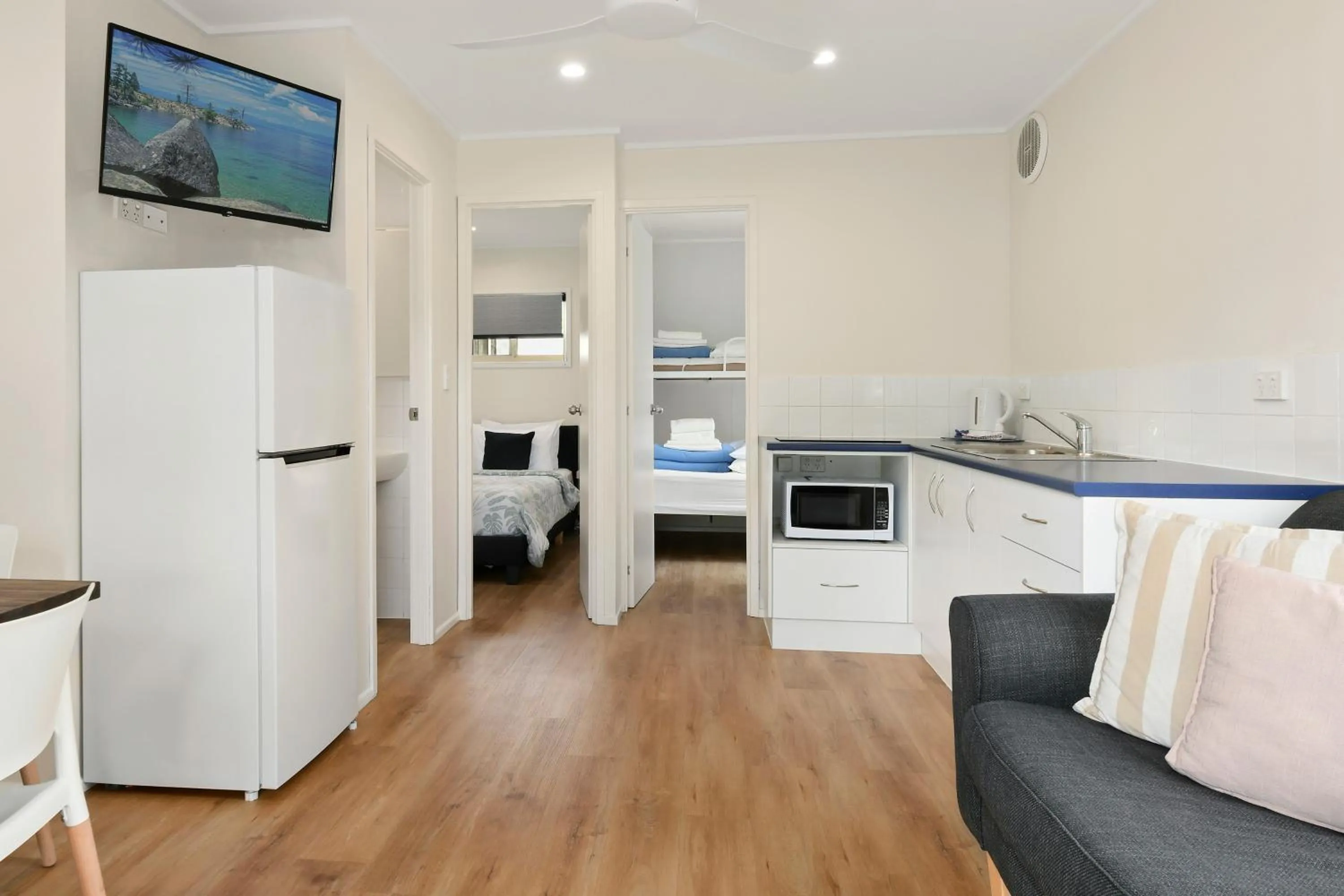 Kitchen or kitchenette, Bed in Flynns Beach Caravan Park