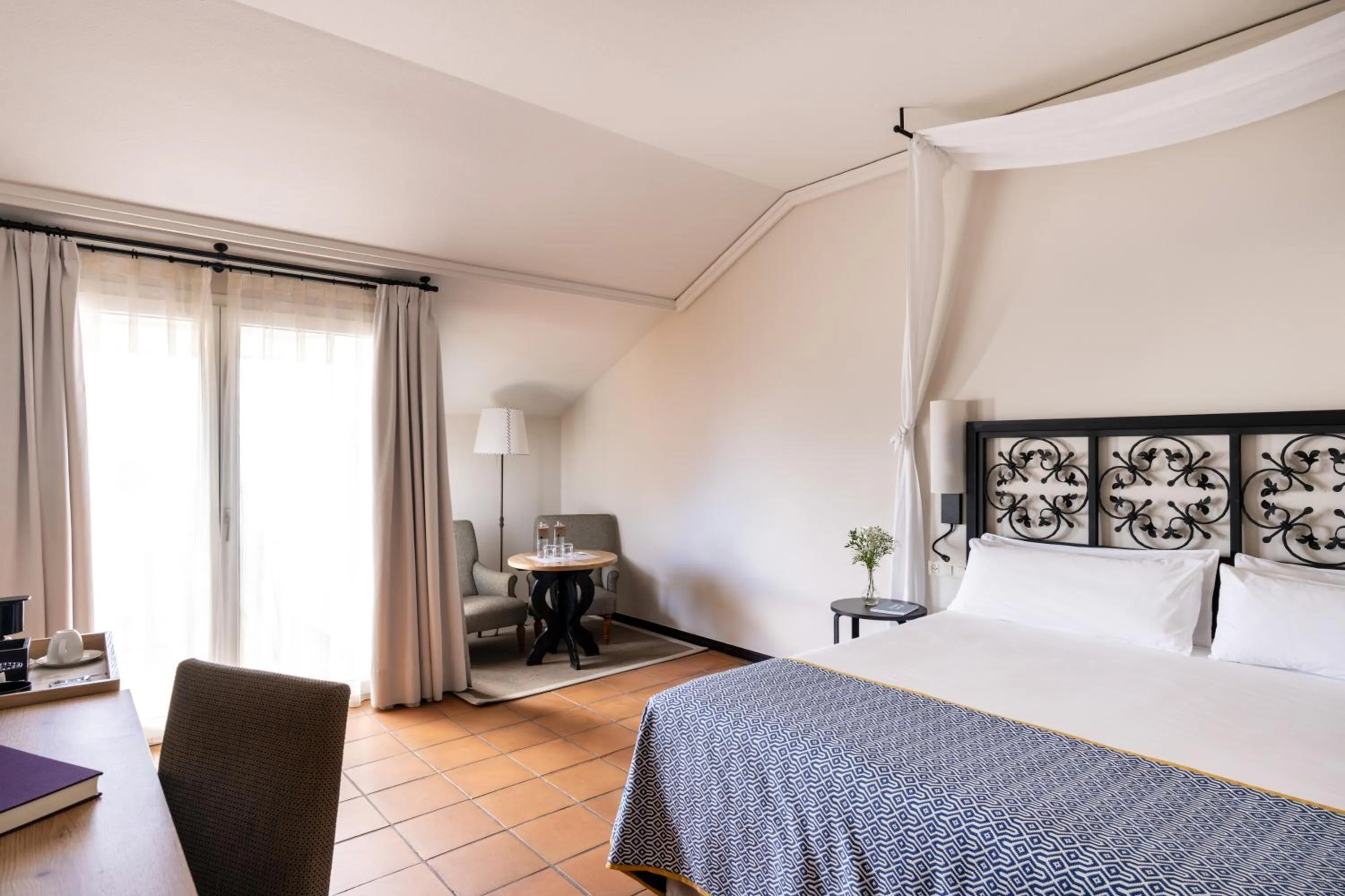 Photo of the whole room, Bed in Parador de Málaga Gibralfaro