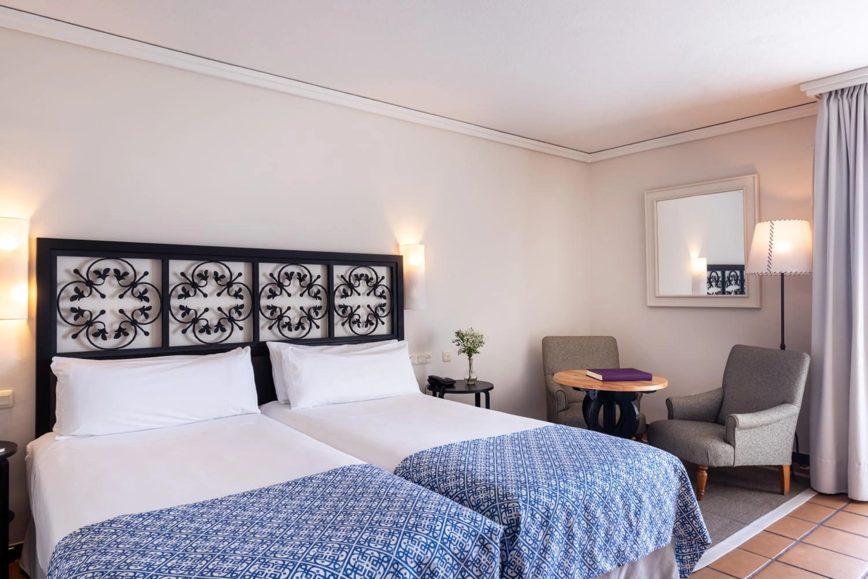 Photo of the whole room, Bed in Parador de Málaga Gibralfaro