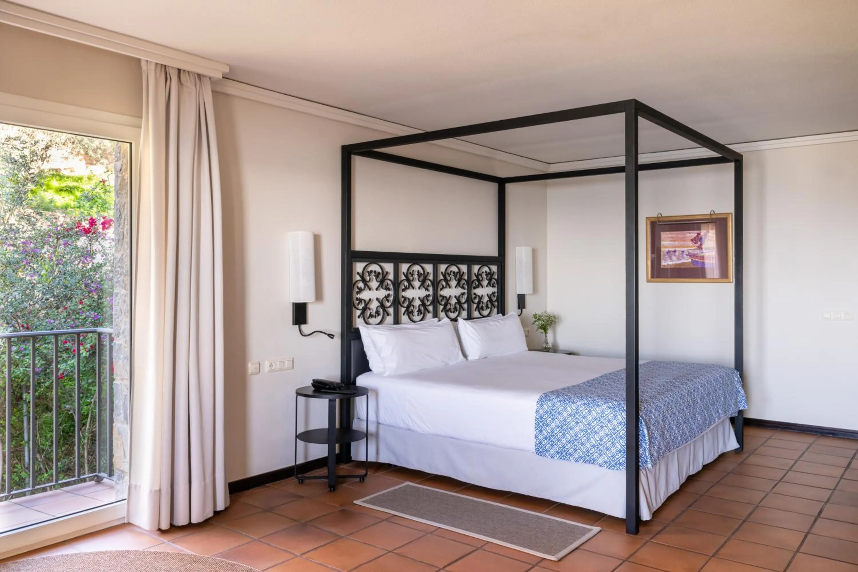 Photo of the whole room, Bed in Parador de Málaga Gibralfaro