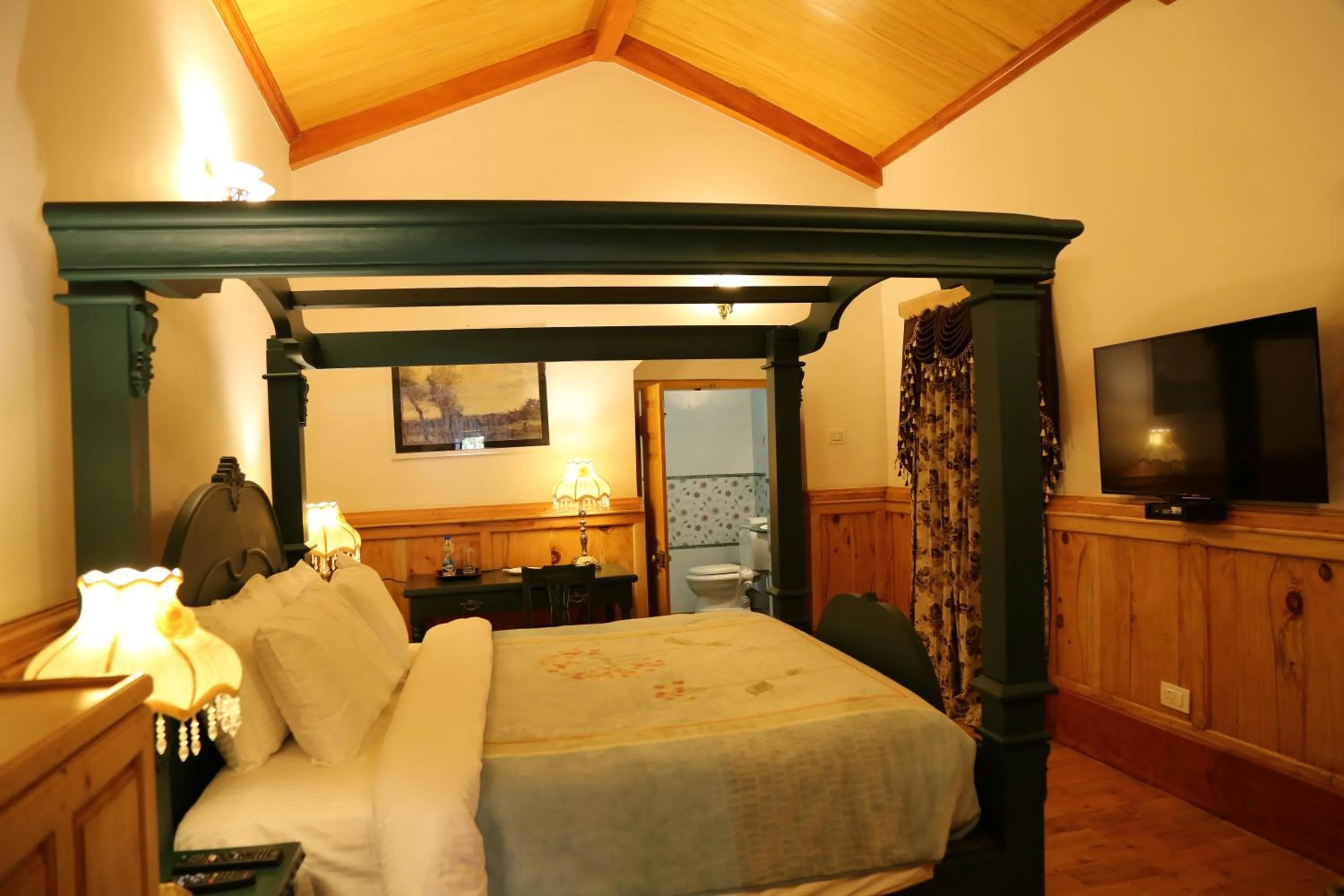 cot, Bed in West Downs - The Heritage Resort