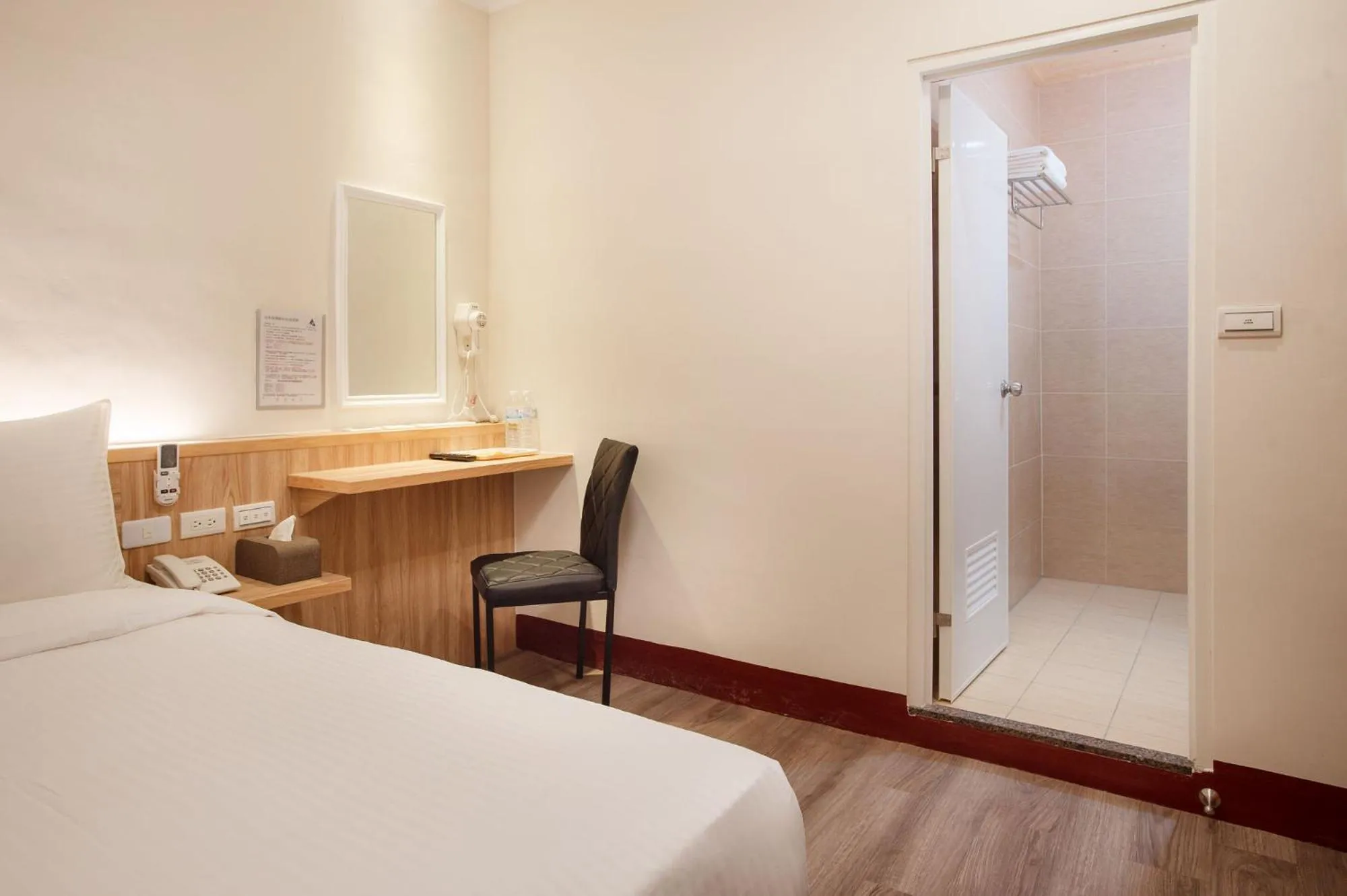 Toilet, Bed in Shan Shui Hostel