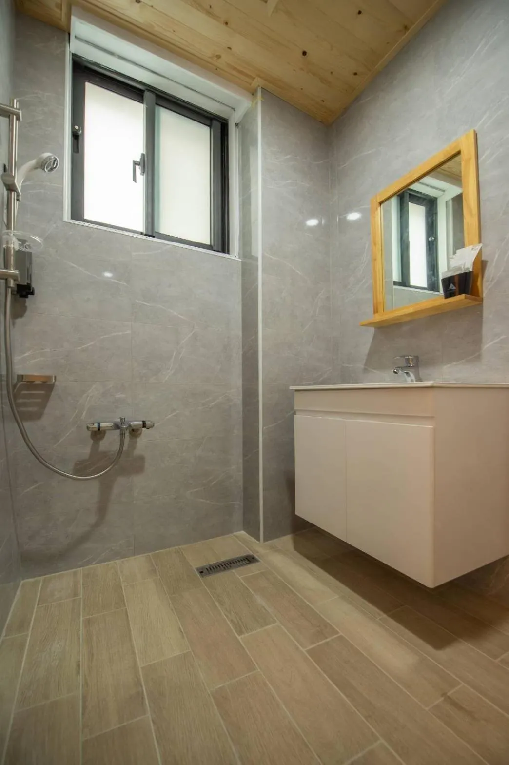 Shower in Shan Shui Hostel