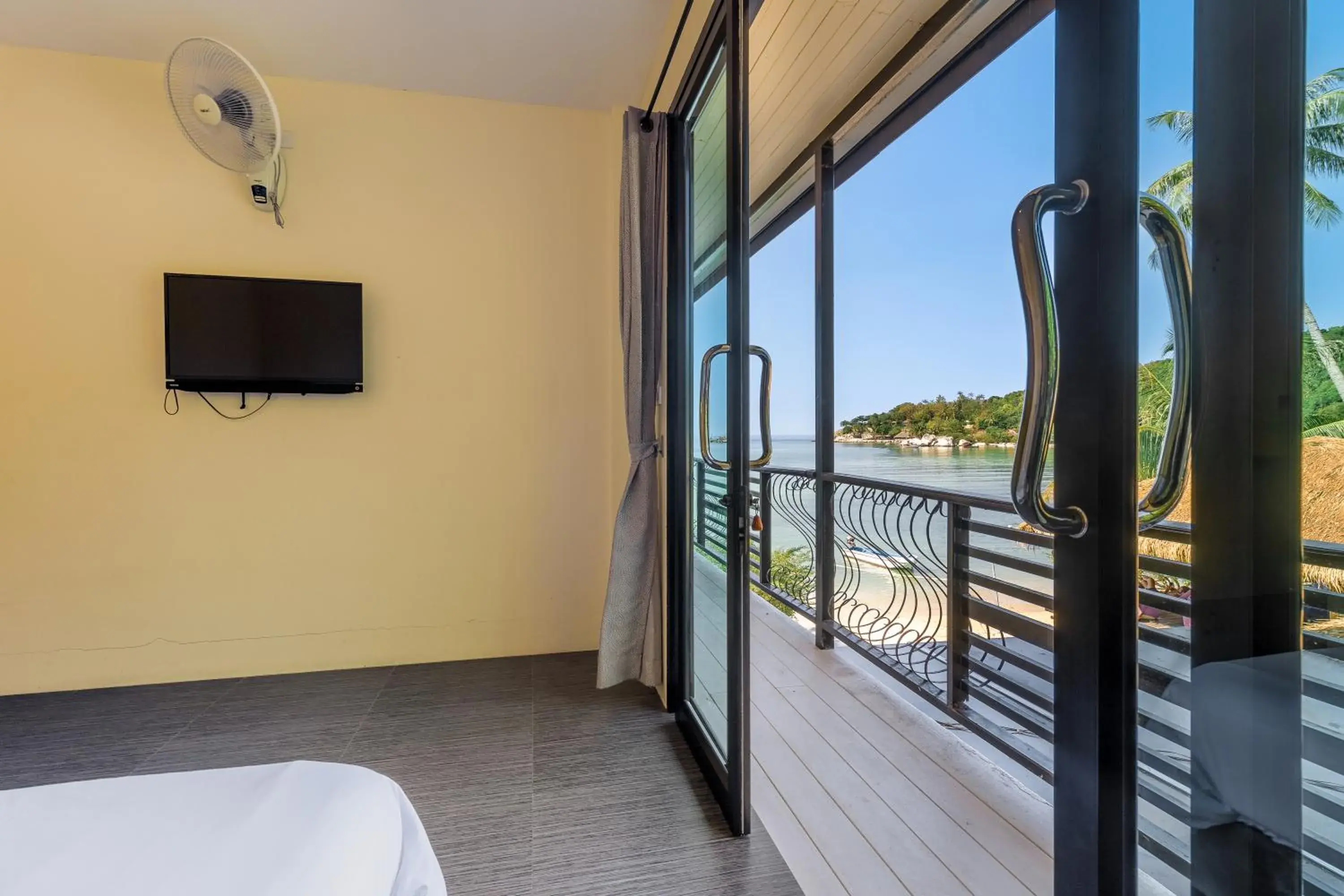 Deluxe Double Room with Sea View in New Heaven Dive School and Resort Deluxe Double Room with Sea View in New Heaven Dive School and Resort