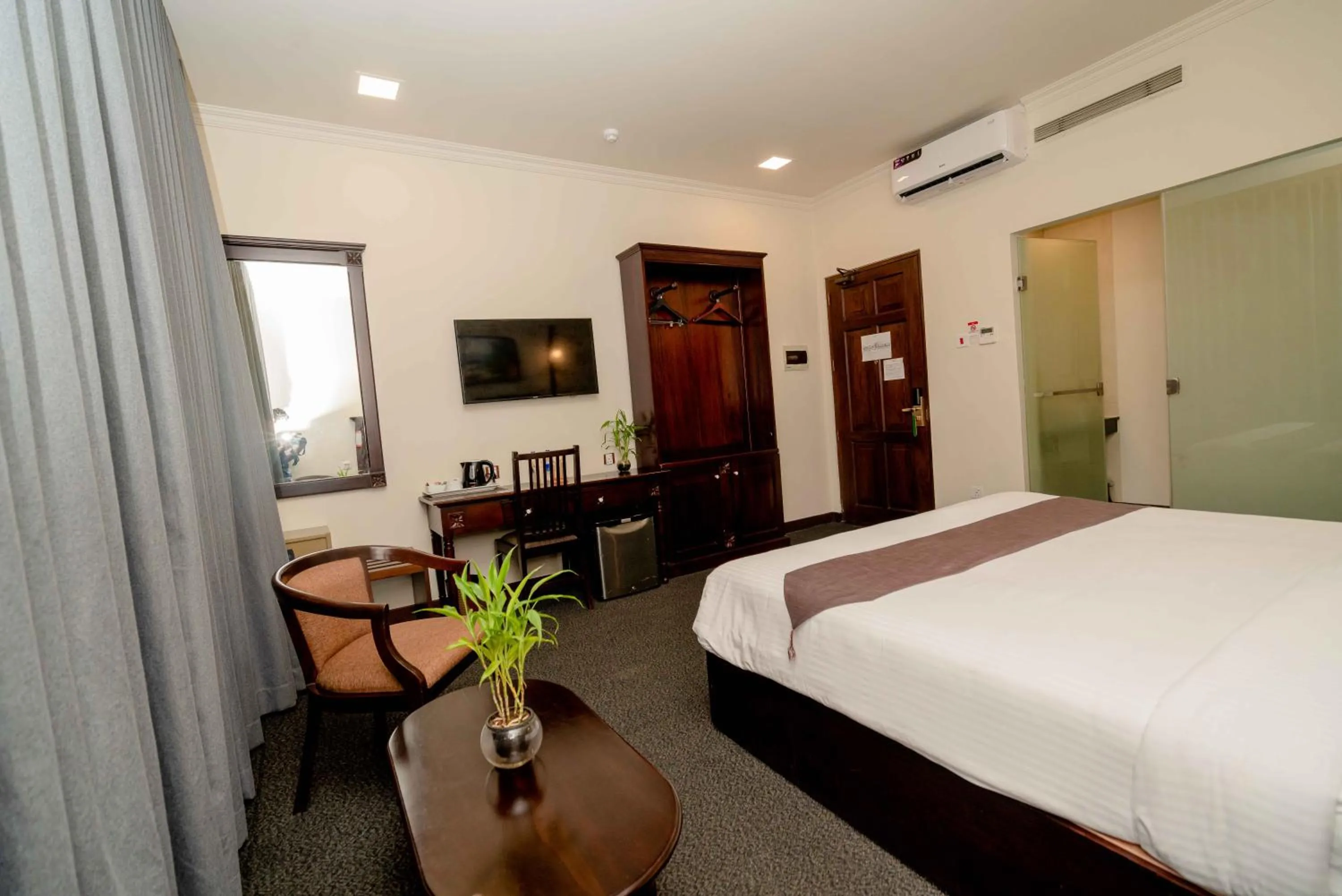 Seating area, Bed in Hotel Nippon Colombo