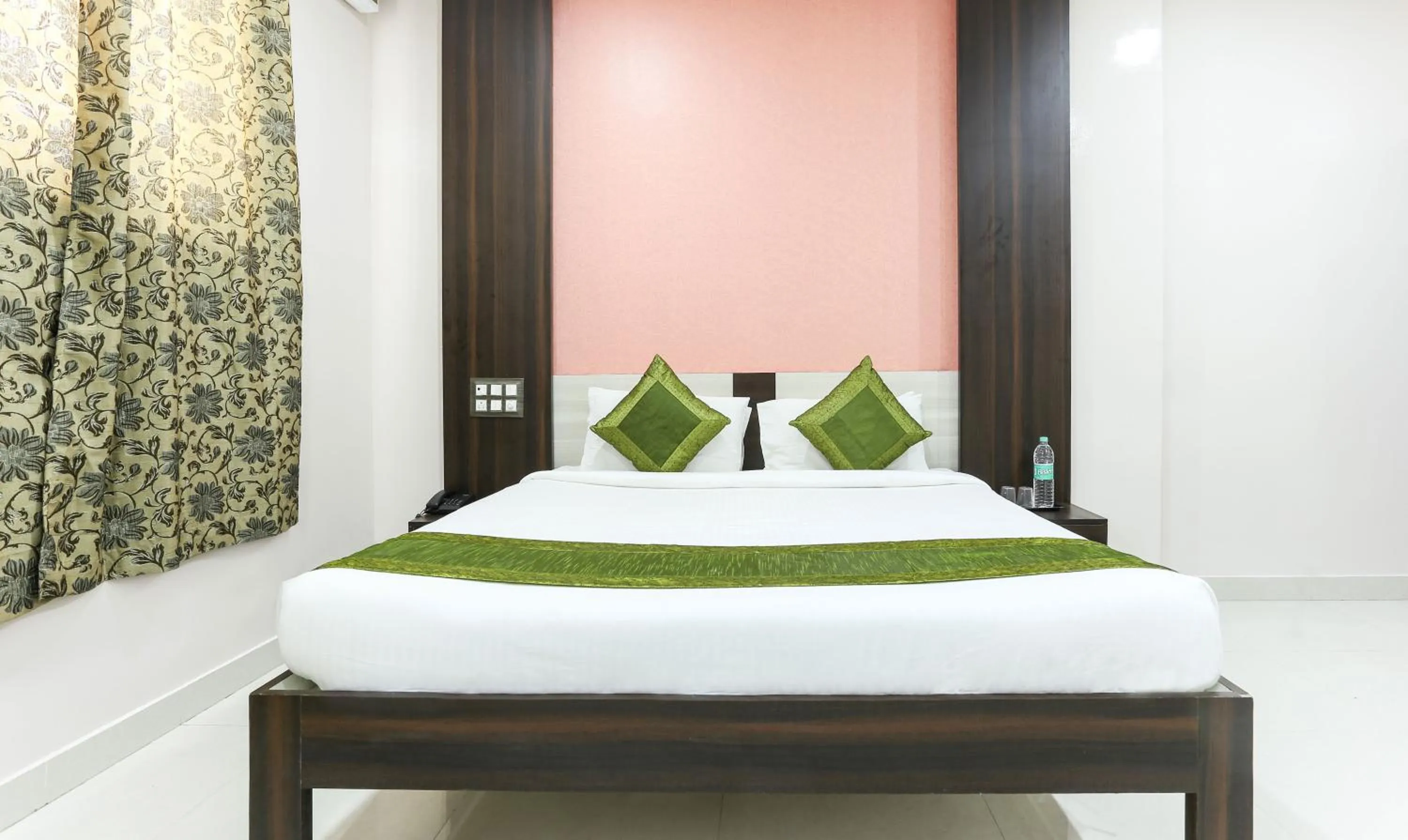 Bed in Hotel Habitat Comforts