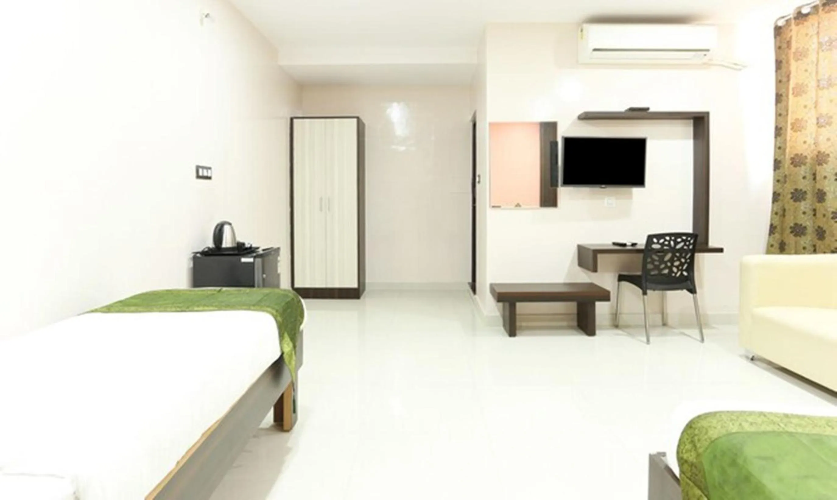 Bed in Hotel Habitat Comforts