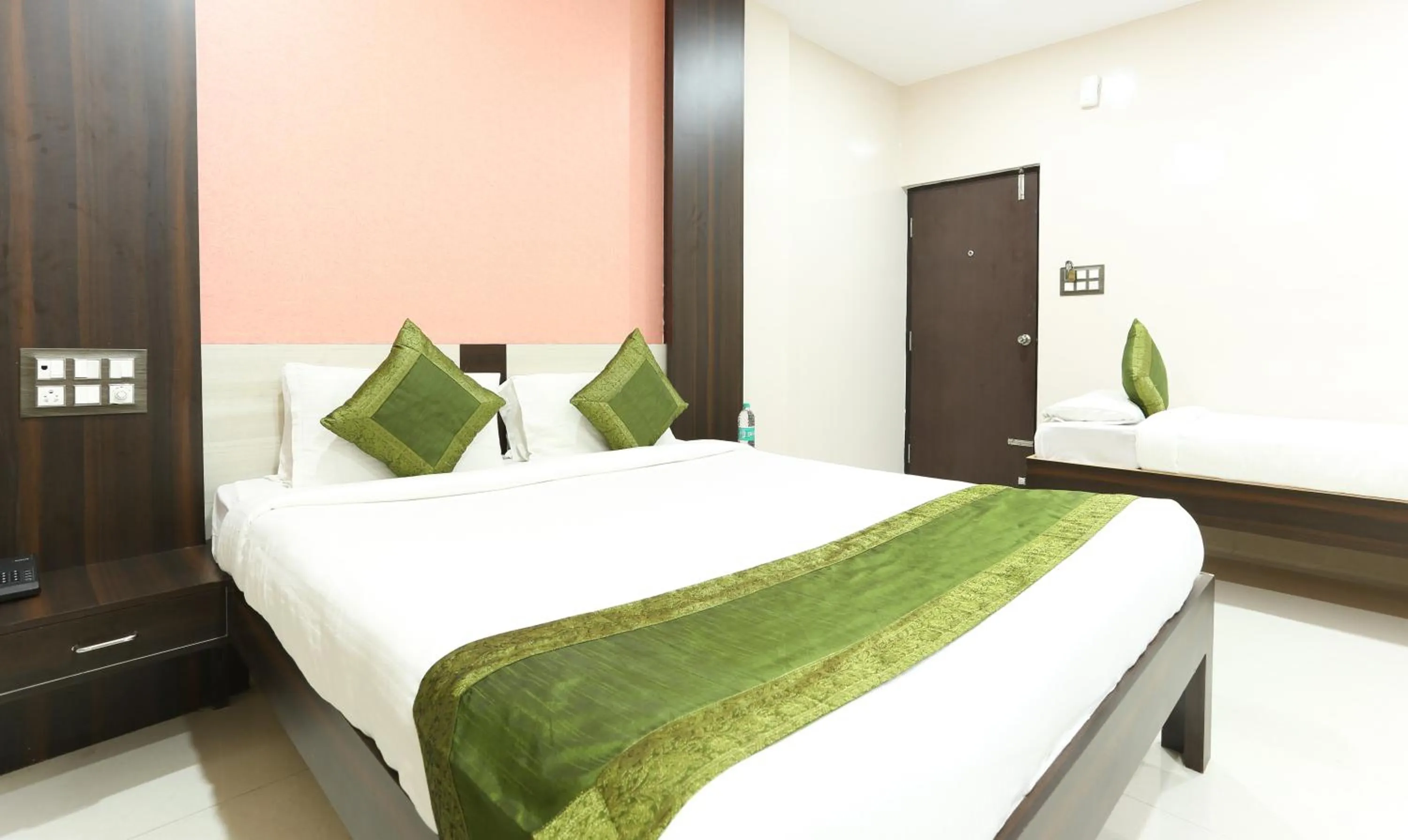 Bed in Hotel Habitat Comforts