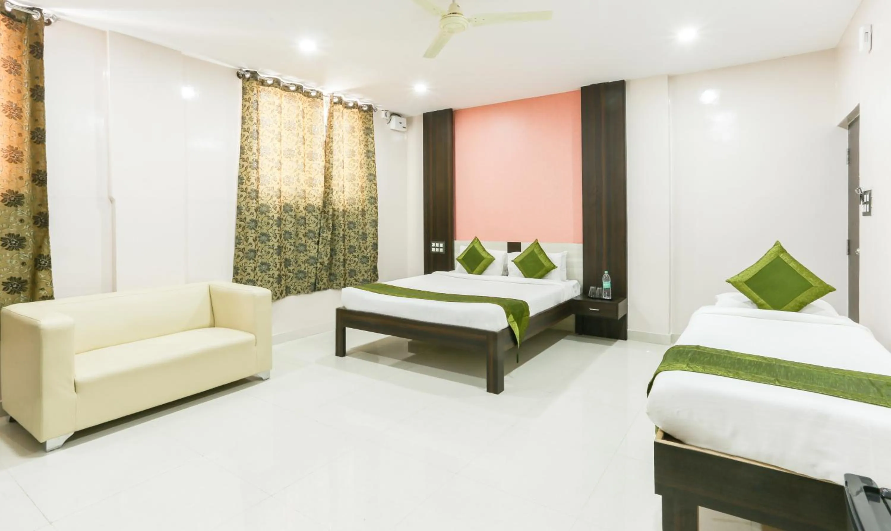 Bed in Hotel Habitat Comforts