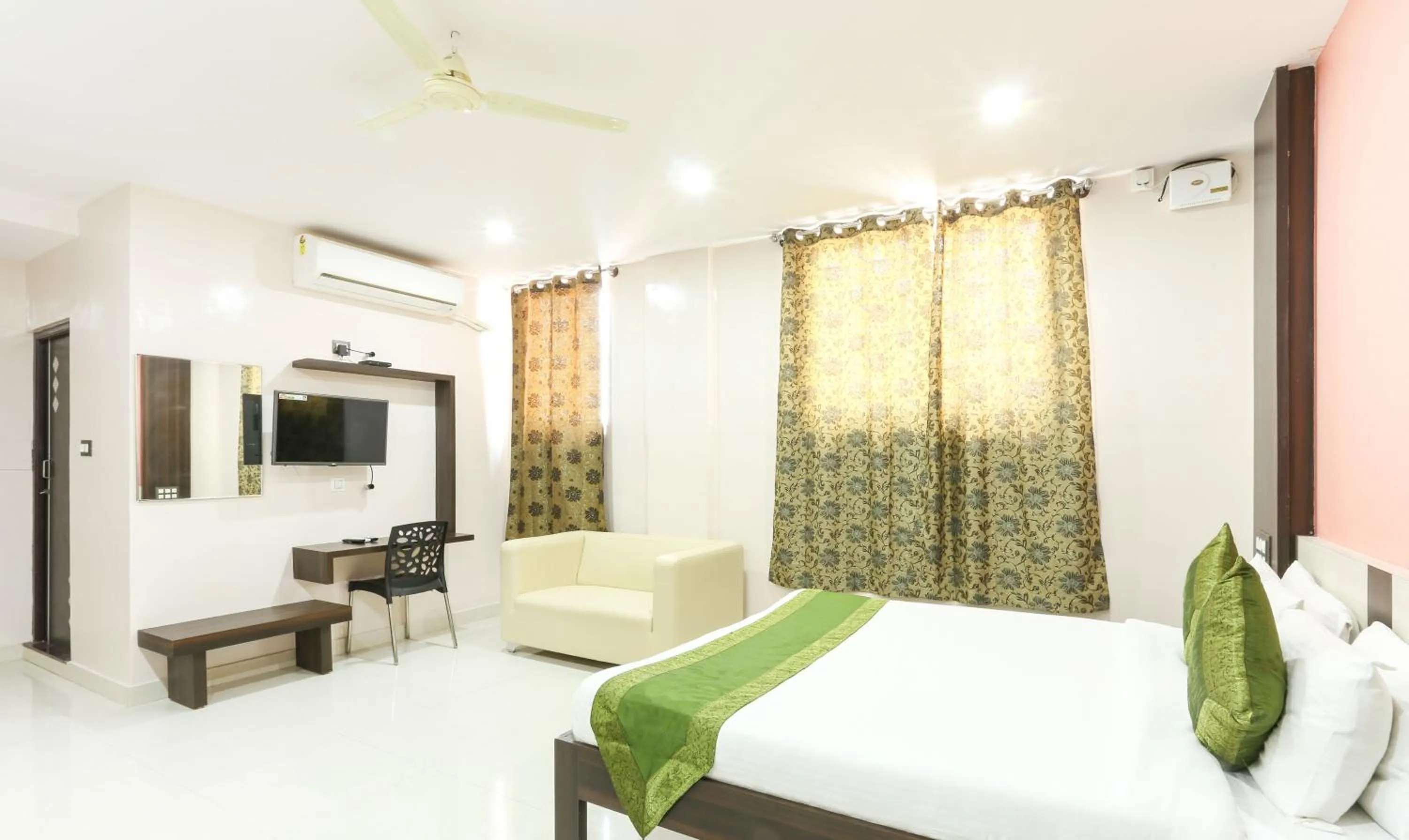 Bed in Hotel Habitat Comforts