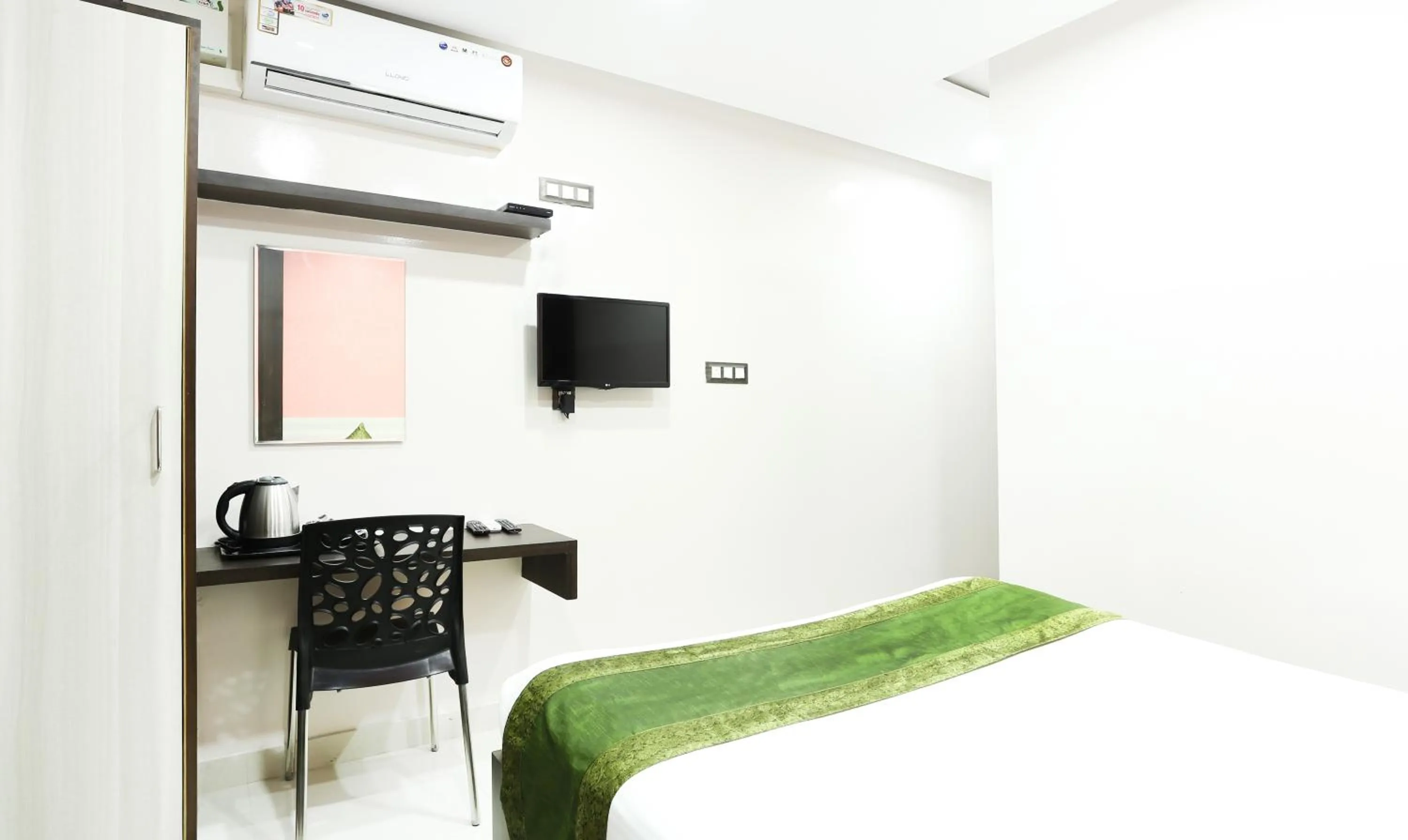 TV and multimedia, Bed in Hotel Habitat Comforts