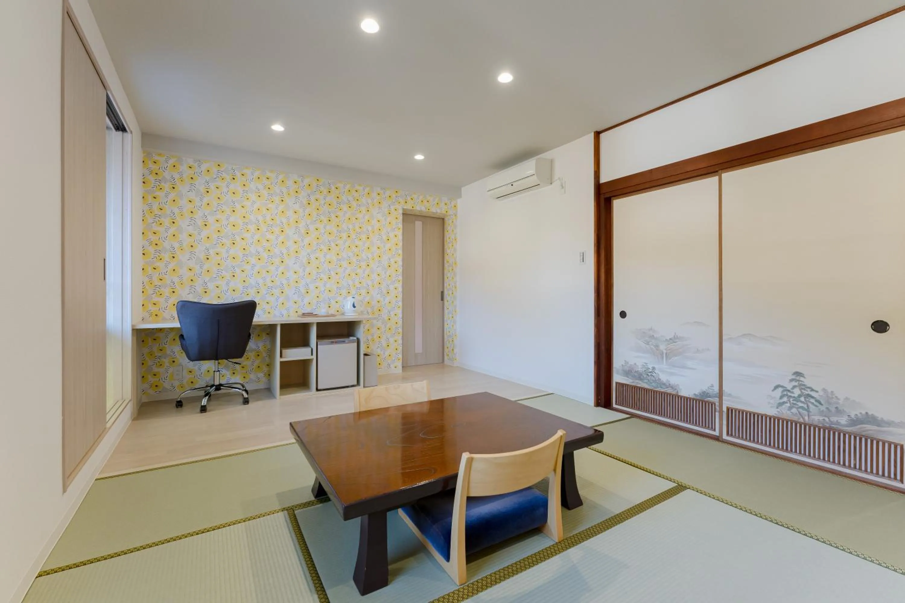 Seating area in Okutsu Onsen Komeya Club