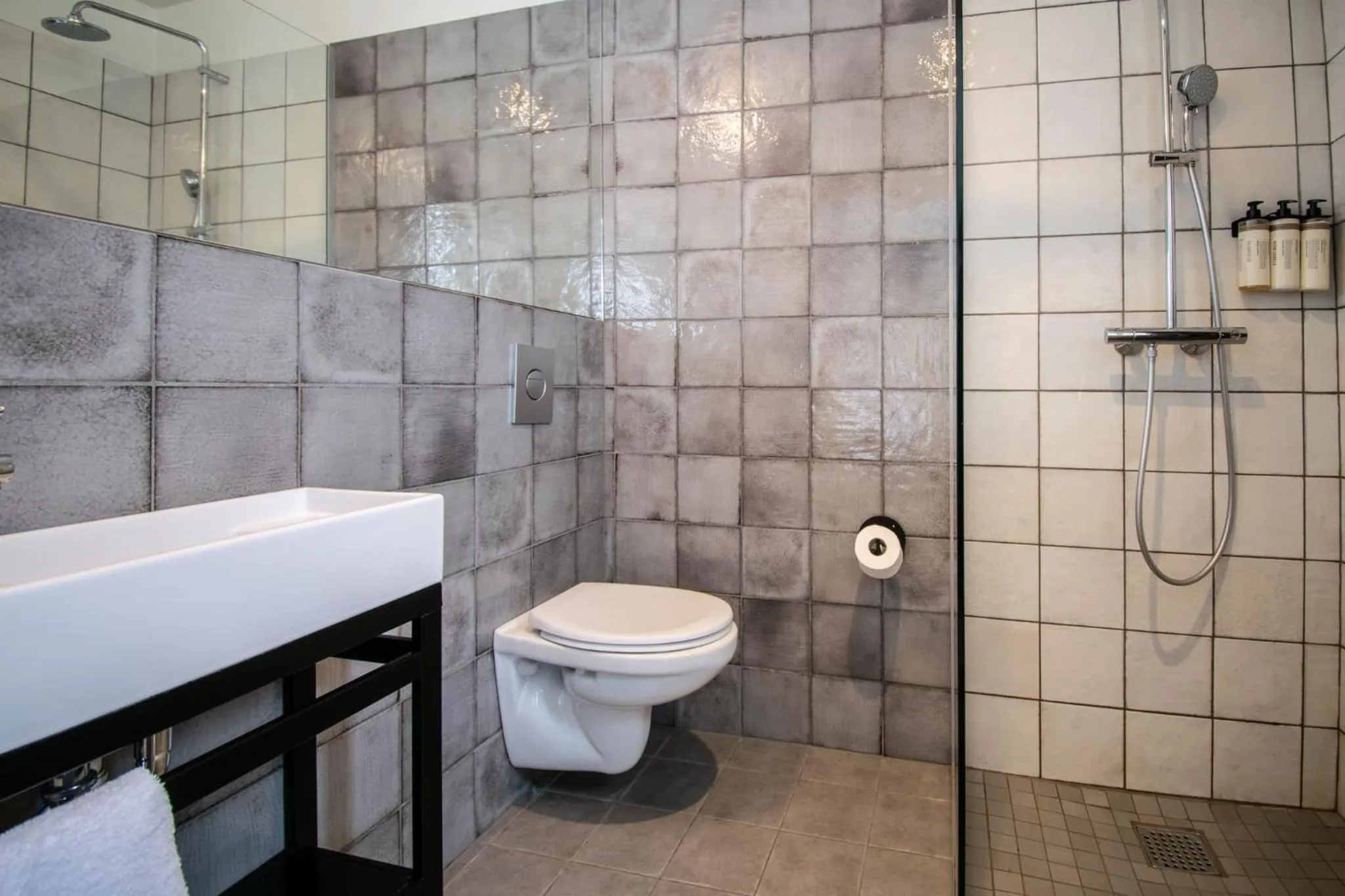 Bathroom in Saga Studios by Heimaleiga