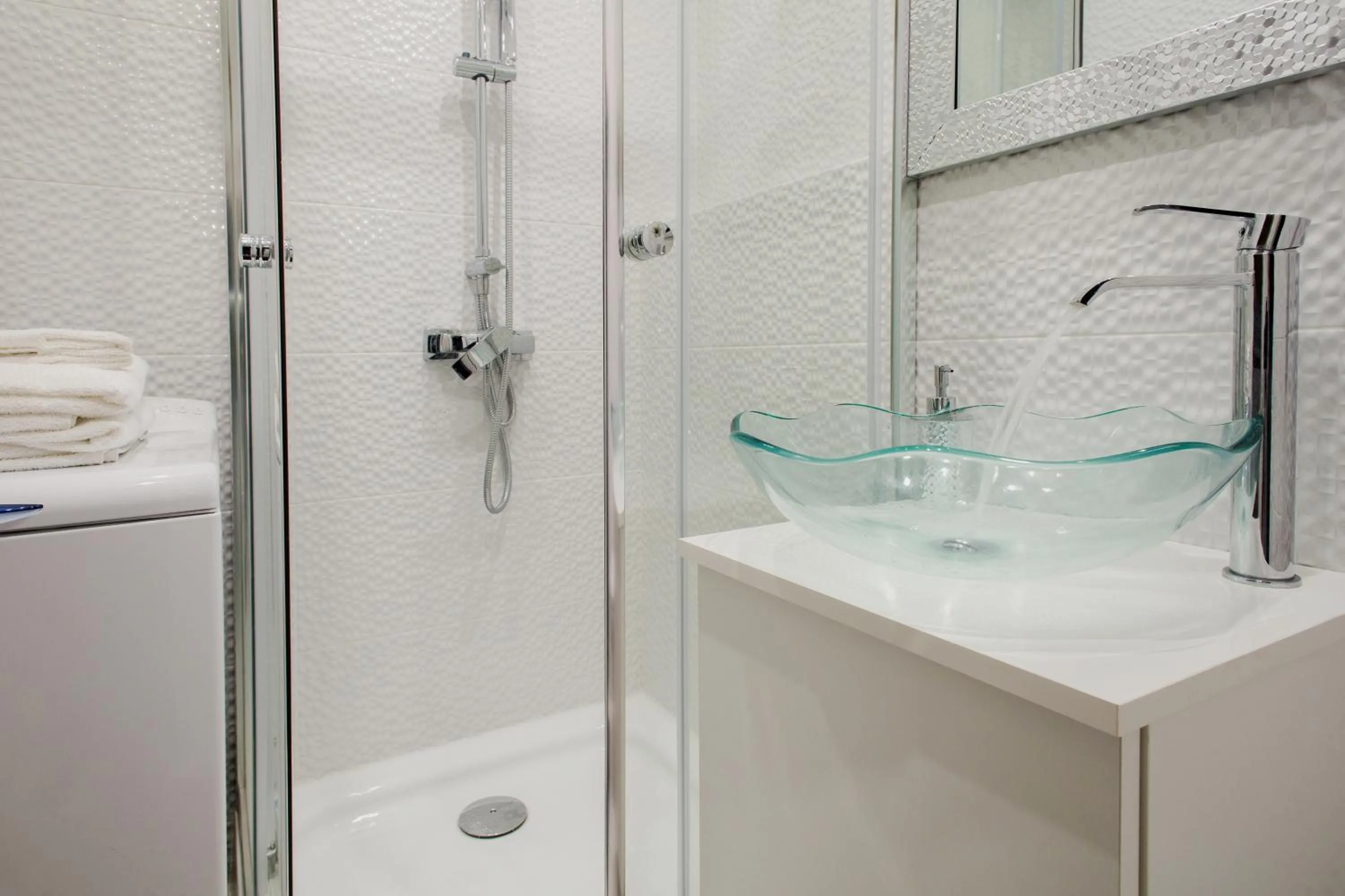 Shower in ShortStayPoland Aleje Jerozolimskie (B13)