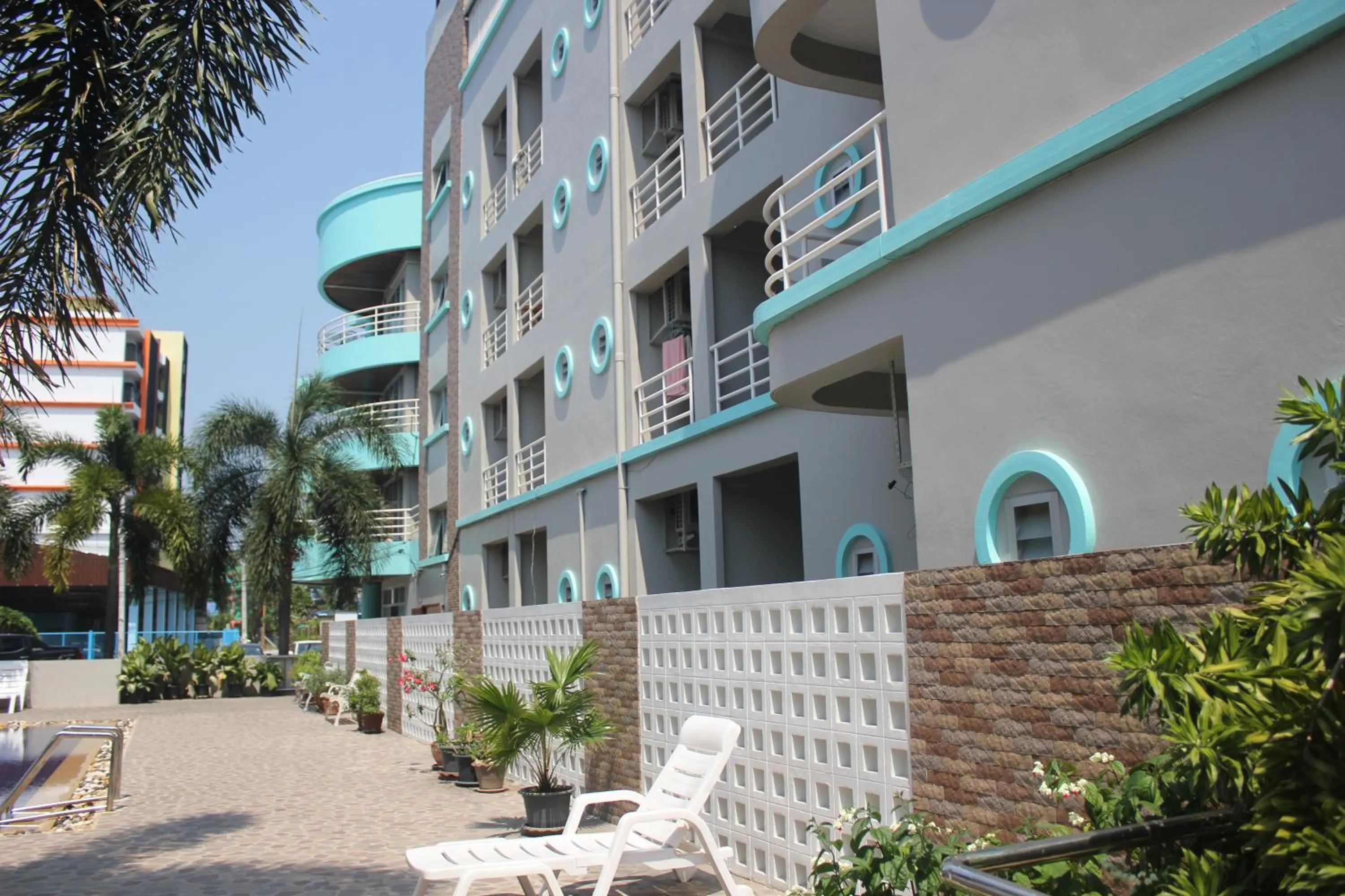 Area and facilities in Lomsabai Apartments