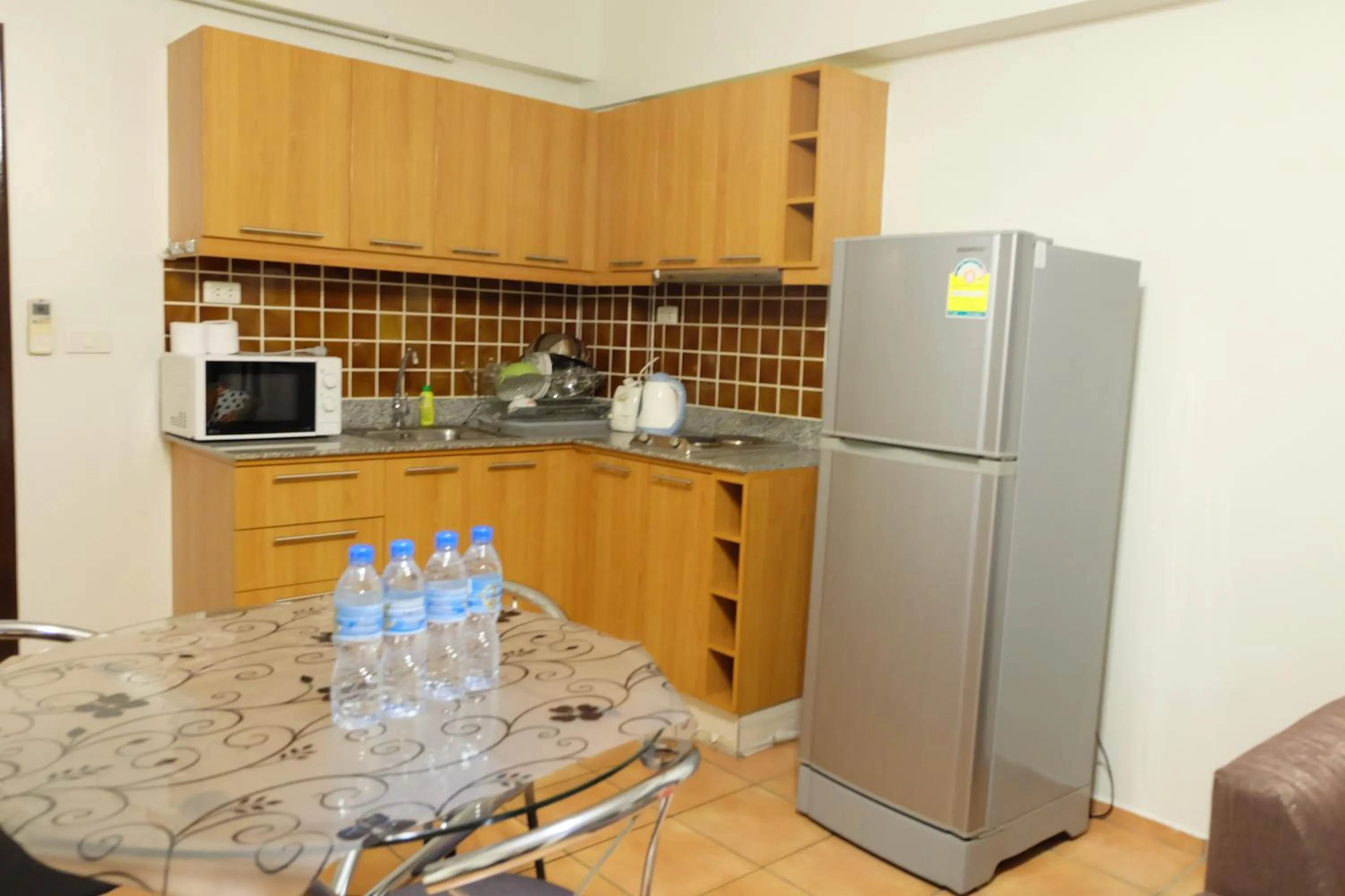Kitchen or kitchenette in Lomsabai Apartments
