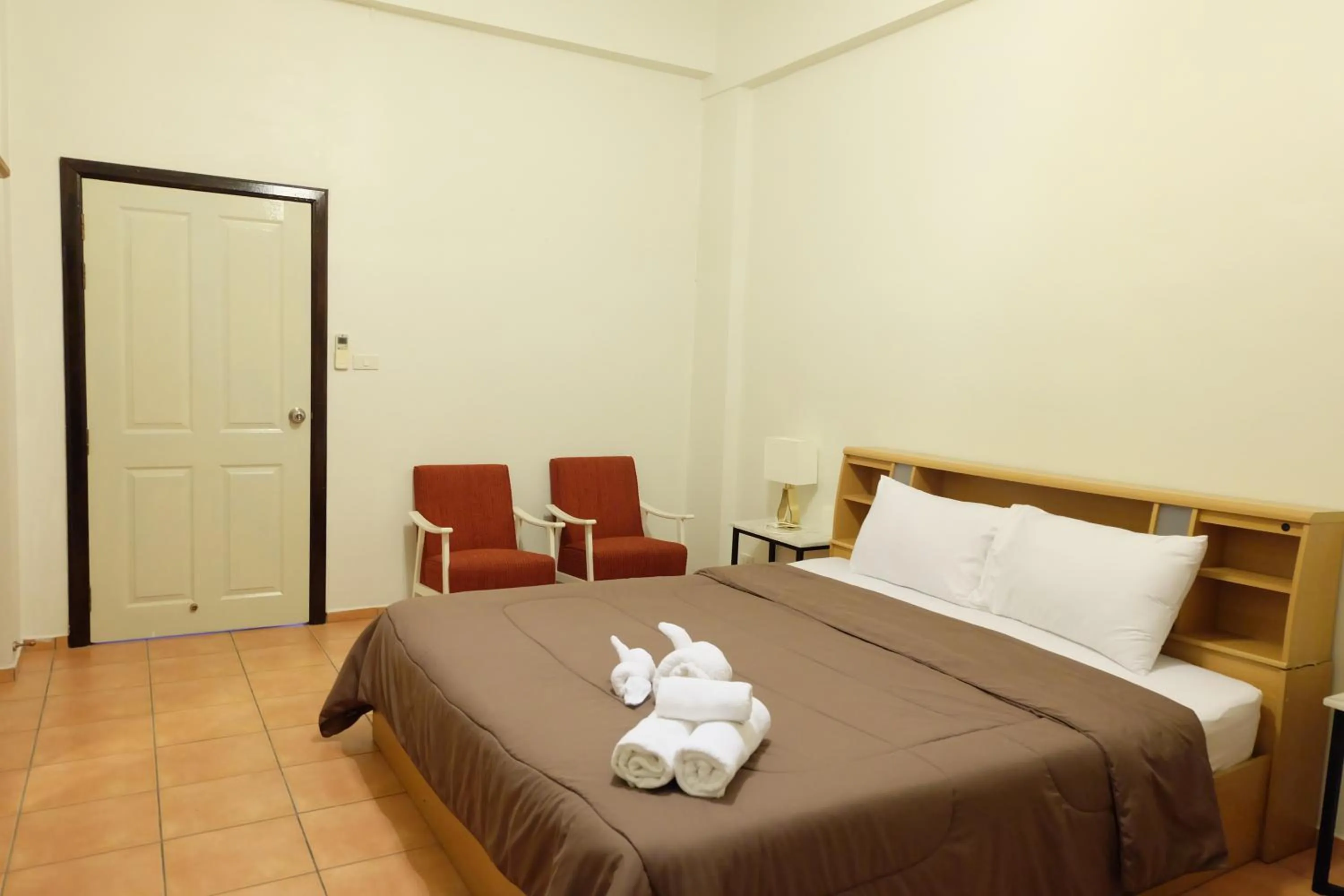 Photo of the whole room, Bed in Lomsabai Apartments