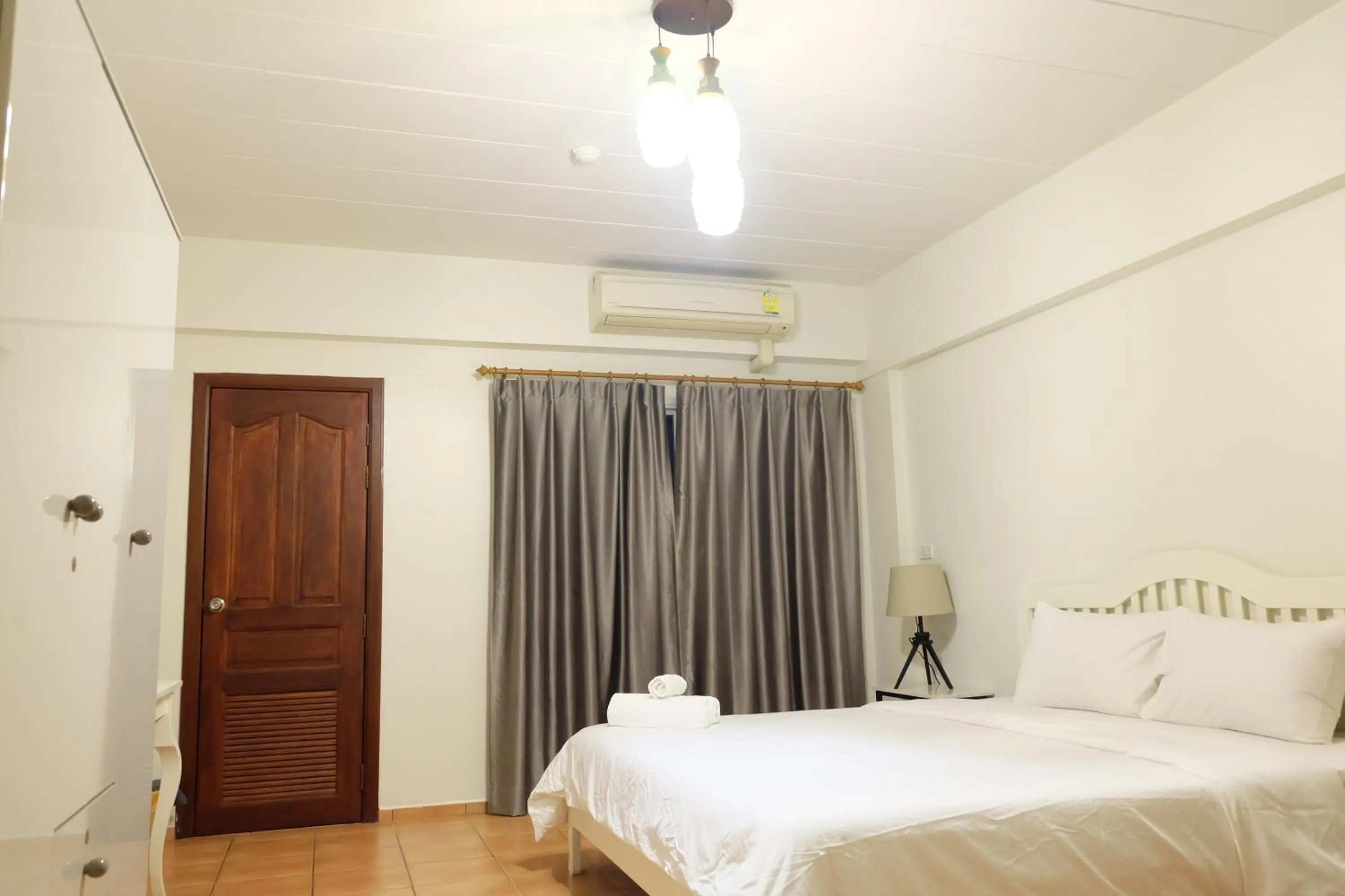 Bed in Lomsabai Apartments