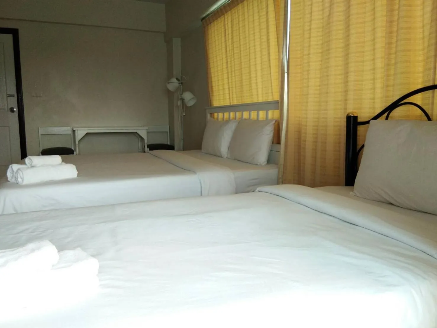 Bed in Lomsabai Apartments