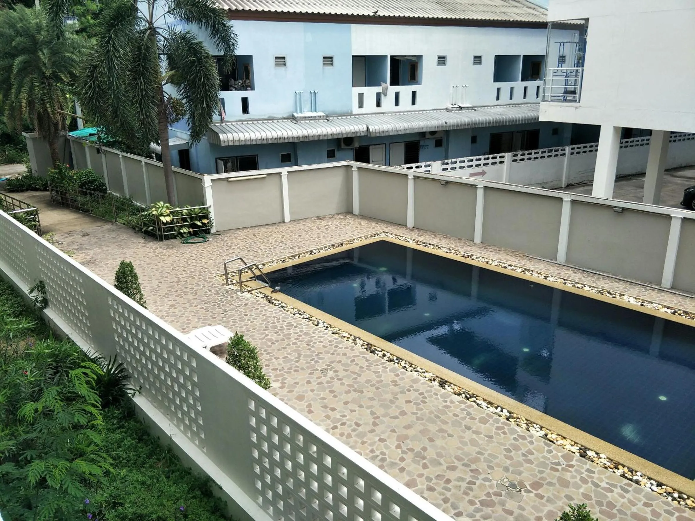 Swimming pool in Lomsabai Apartments