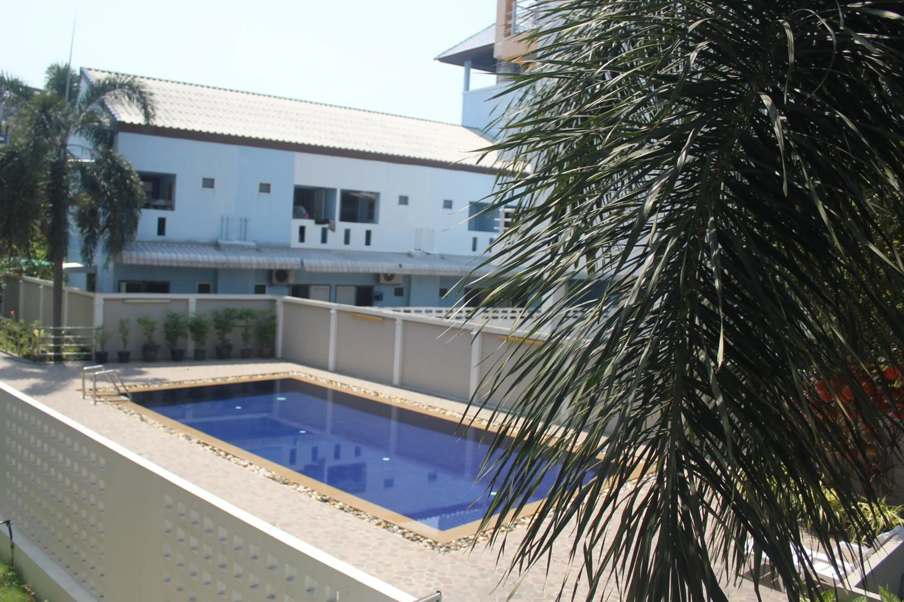 Swimming pool in Lomsabai Apartments