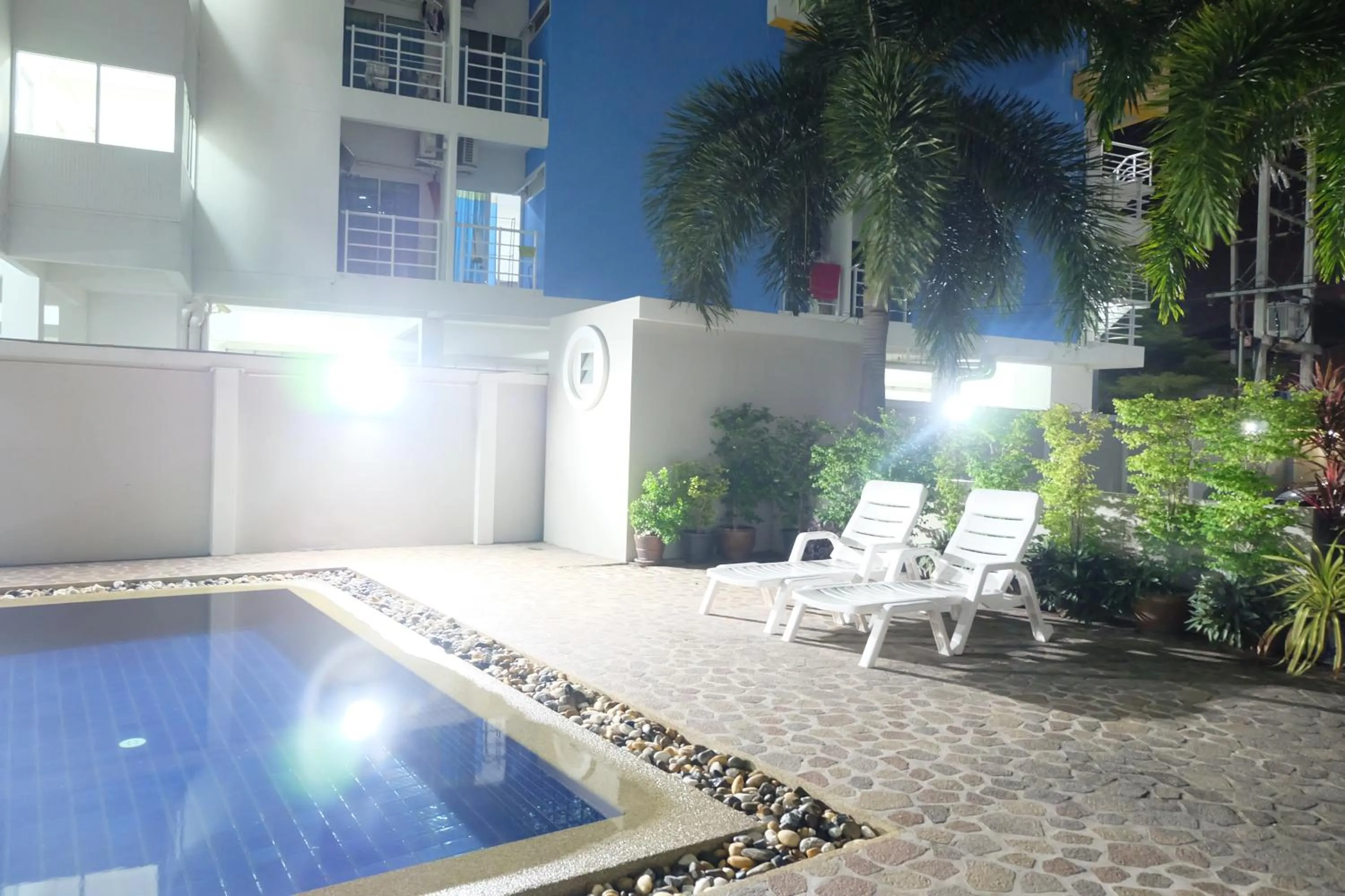 Swimming pool in Lomsabai Apartments