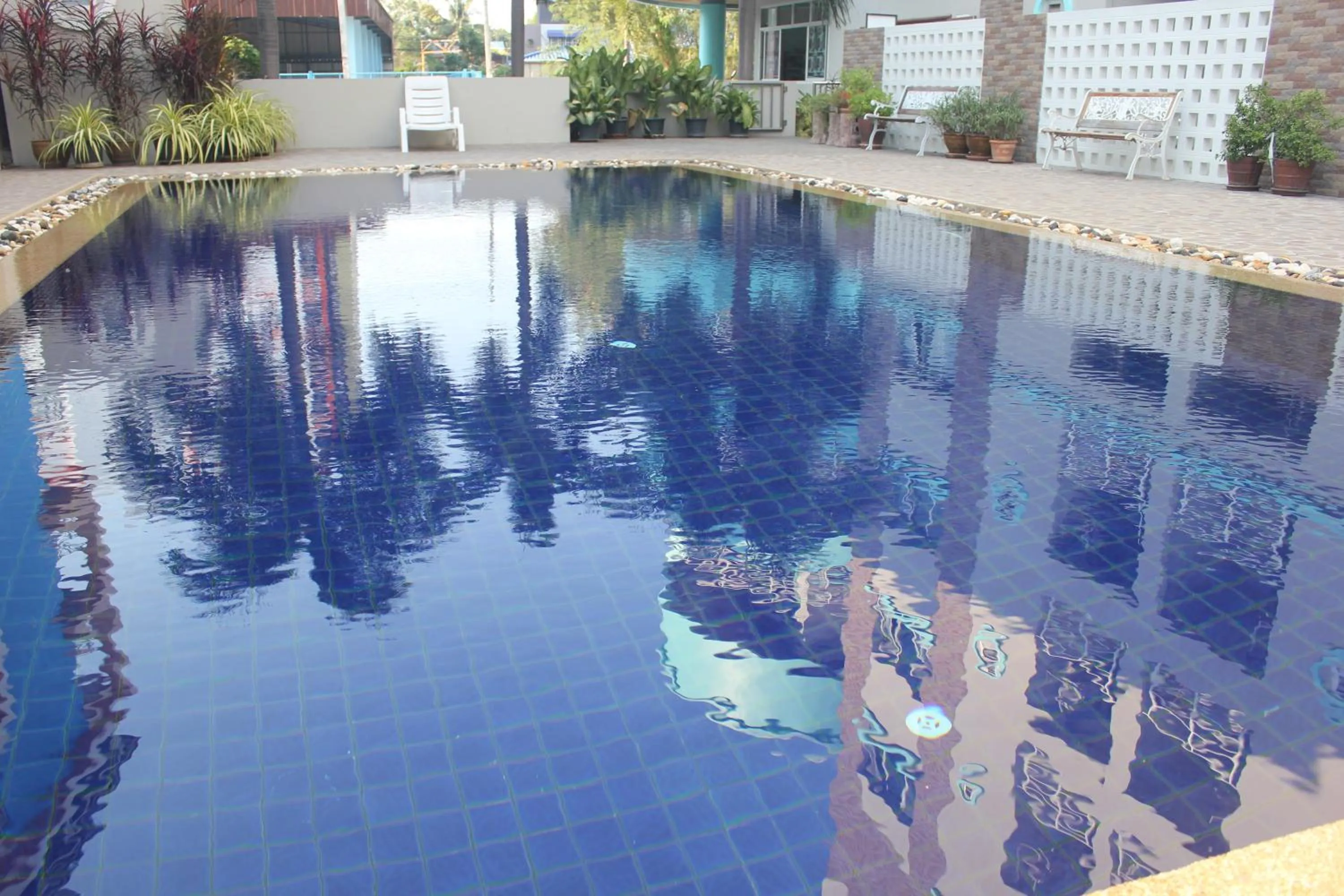 Swimming pool in Lomsabai Apartments