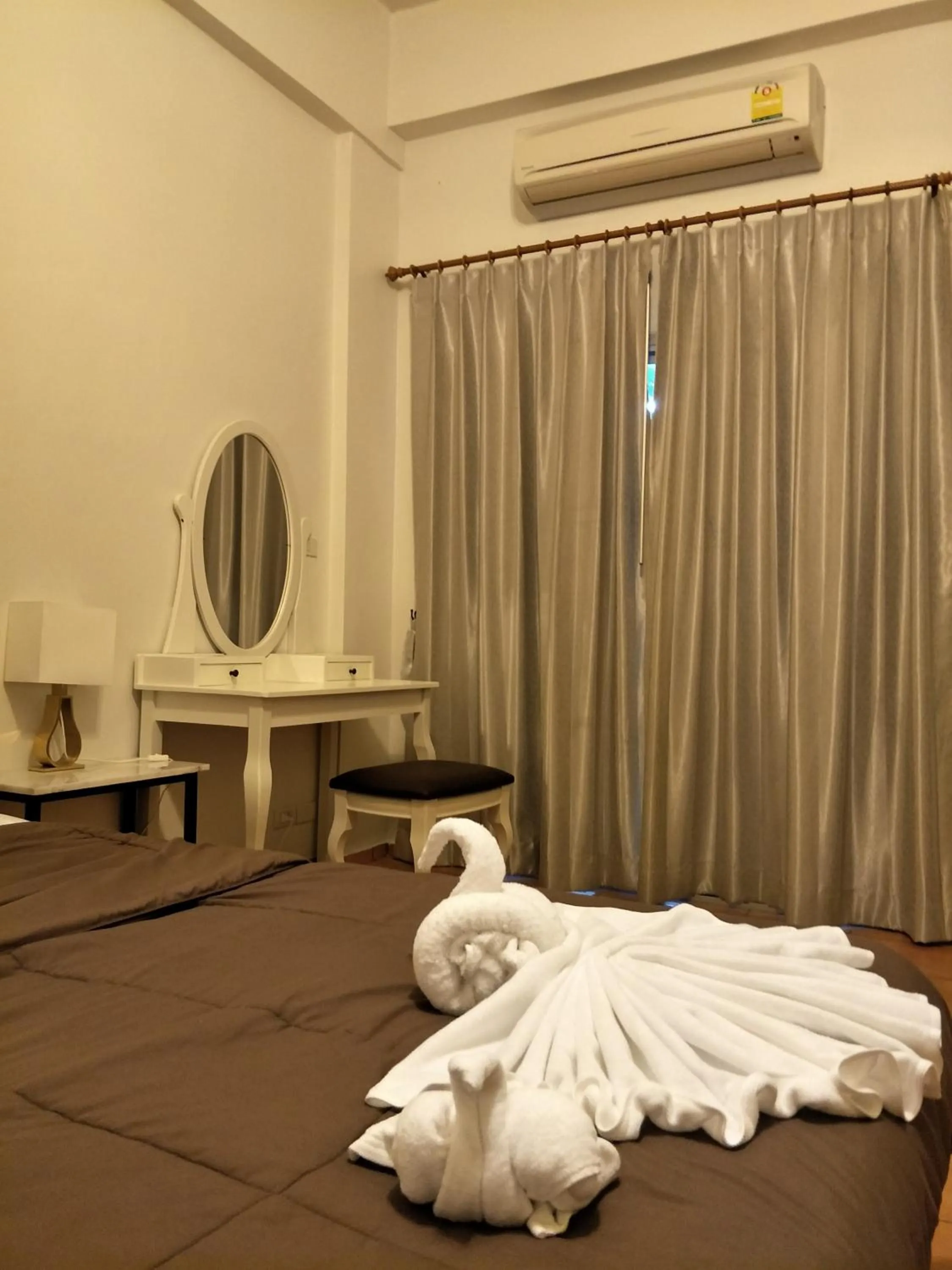 Decorative detail, Bed in Lomsabai Apartments