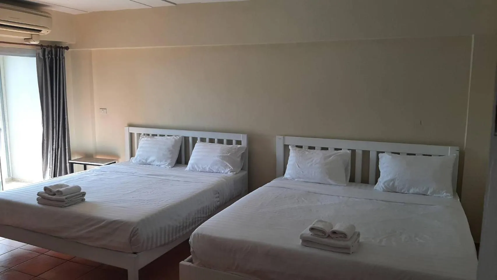 Bed in Lomsabai Apartments