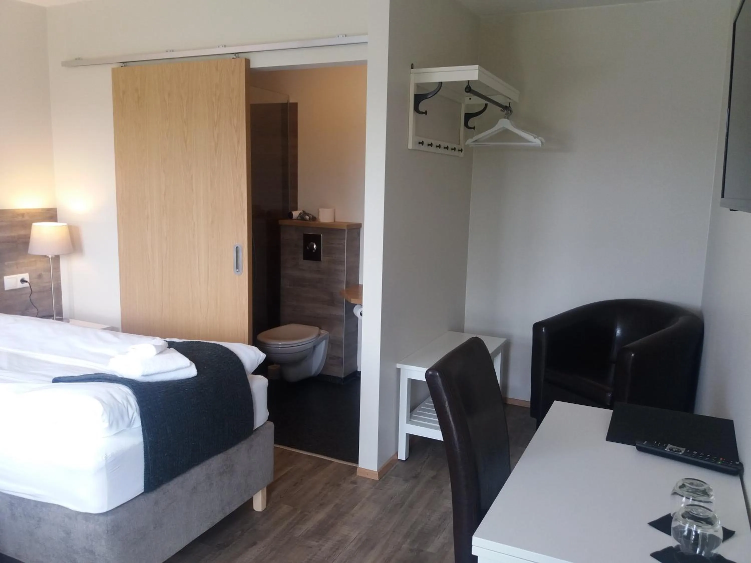 Shower, Bed in Hotel Vos