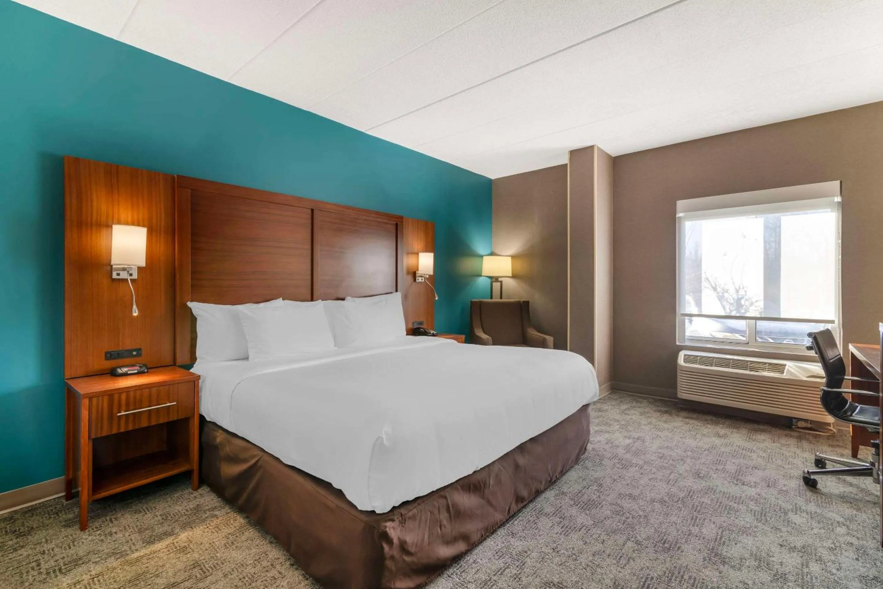 Bedroom, Bed in Comfort Inn Manchester Airport