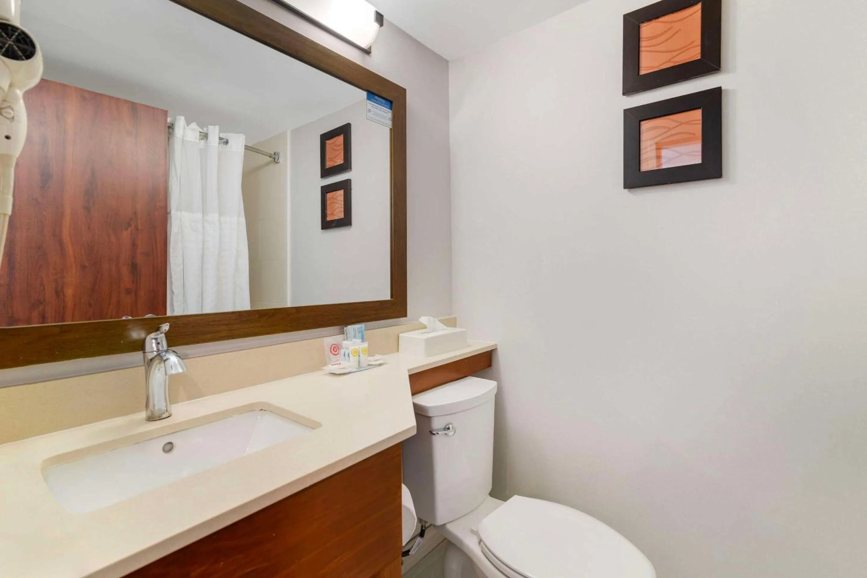 Bathroom in Comfort Inn Manchester Airport