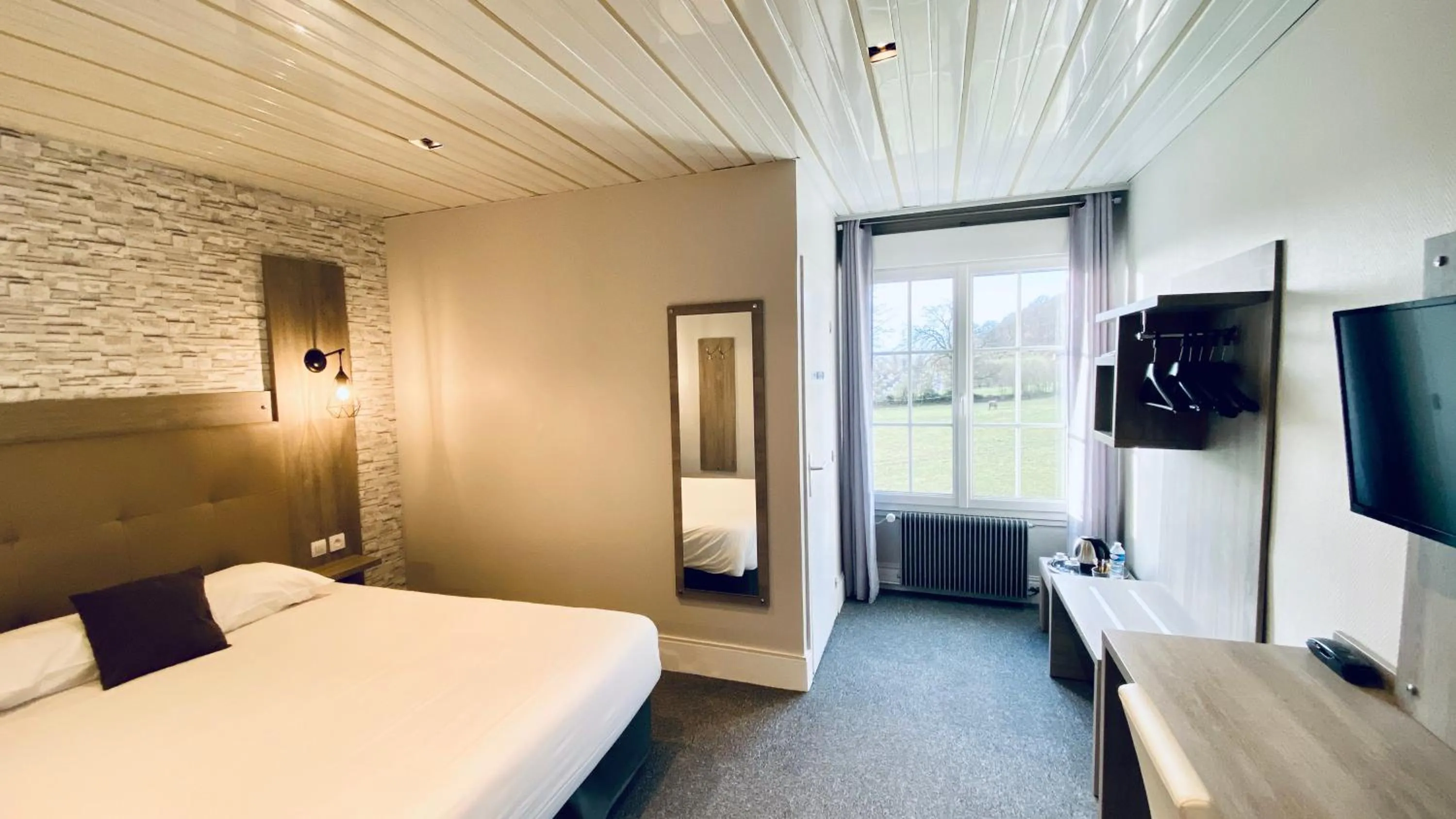 Photo of the whole room, Bed in Sure Hotel by Best Western Port Jérome - Le Havre