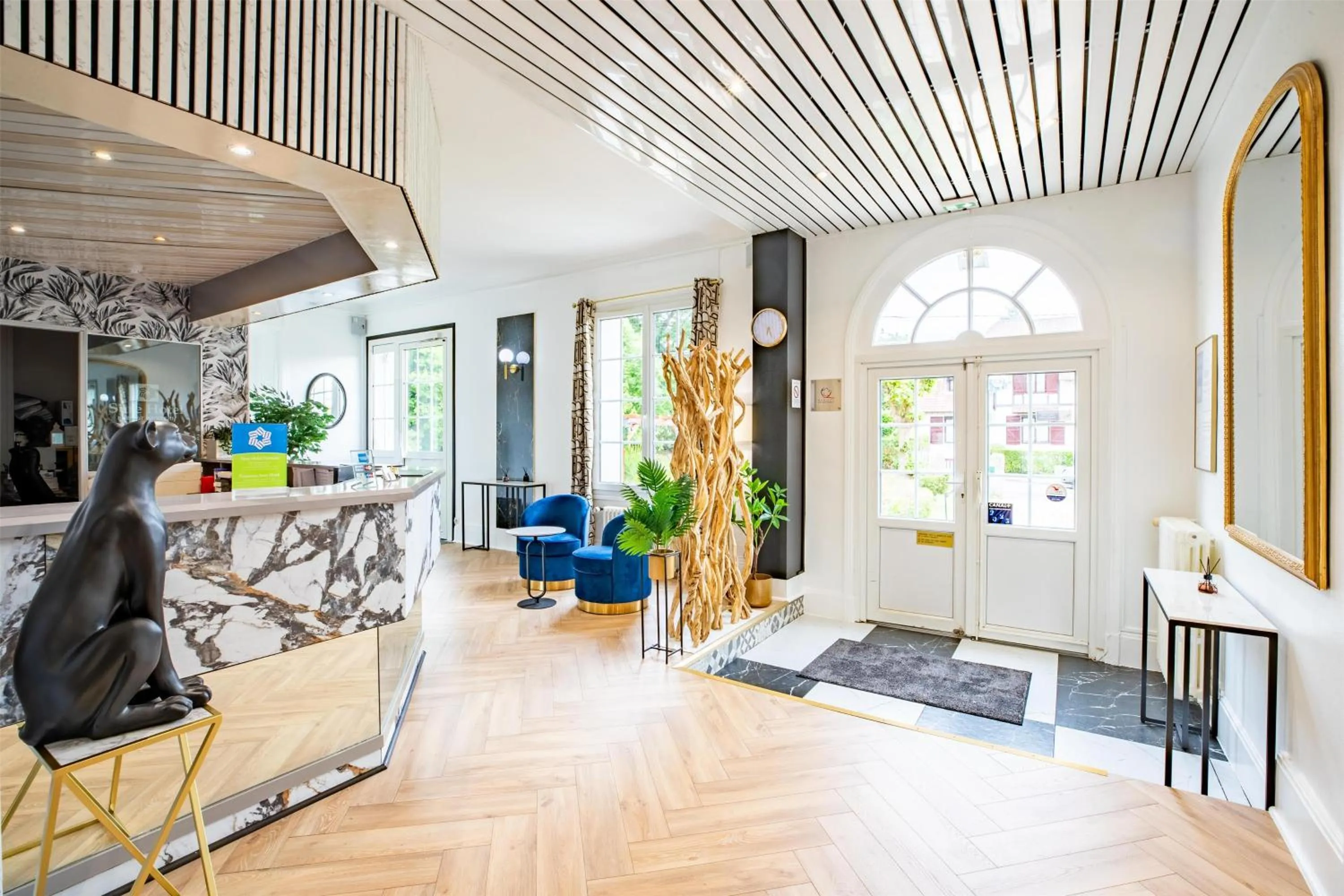 Lobby or reception in Sure Hotel by Best Western Port Jérome - Le Havre