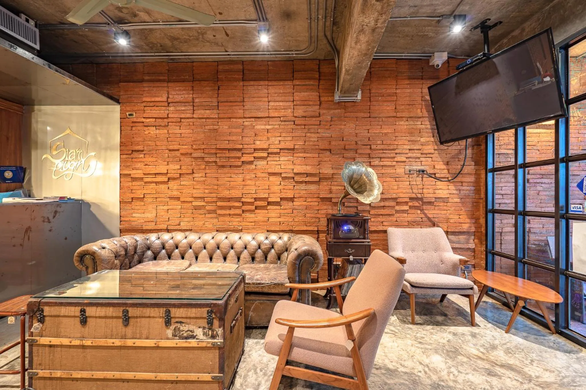 Communal lounge/ TV room in Siam Plug In Hostel