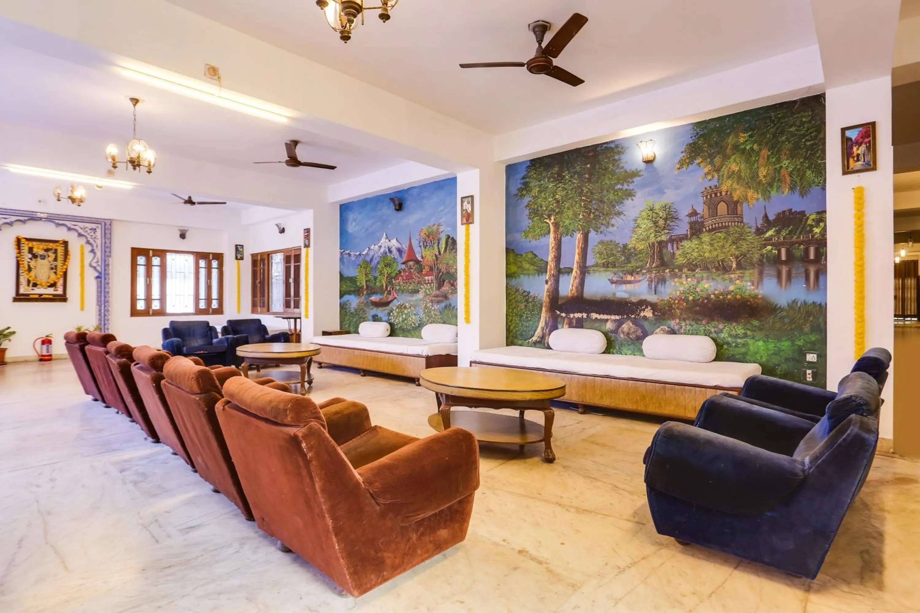 Restaurant/places to eat in Super Townhouse Pichola Formerly Vinayak