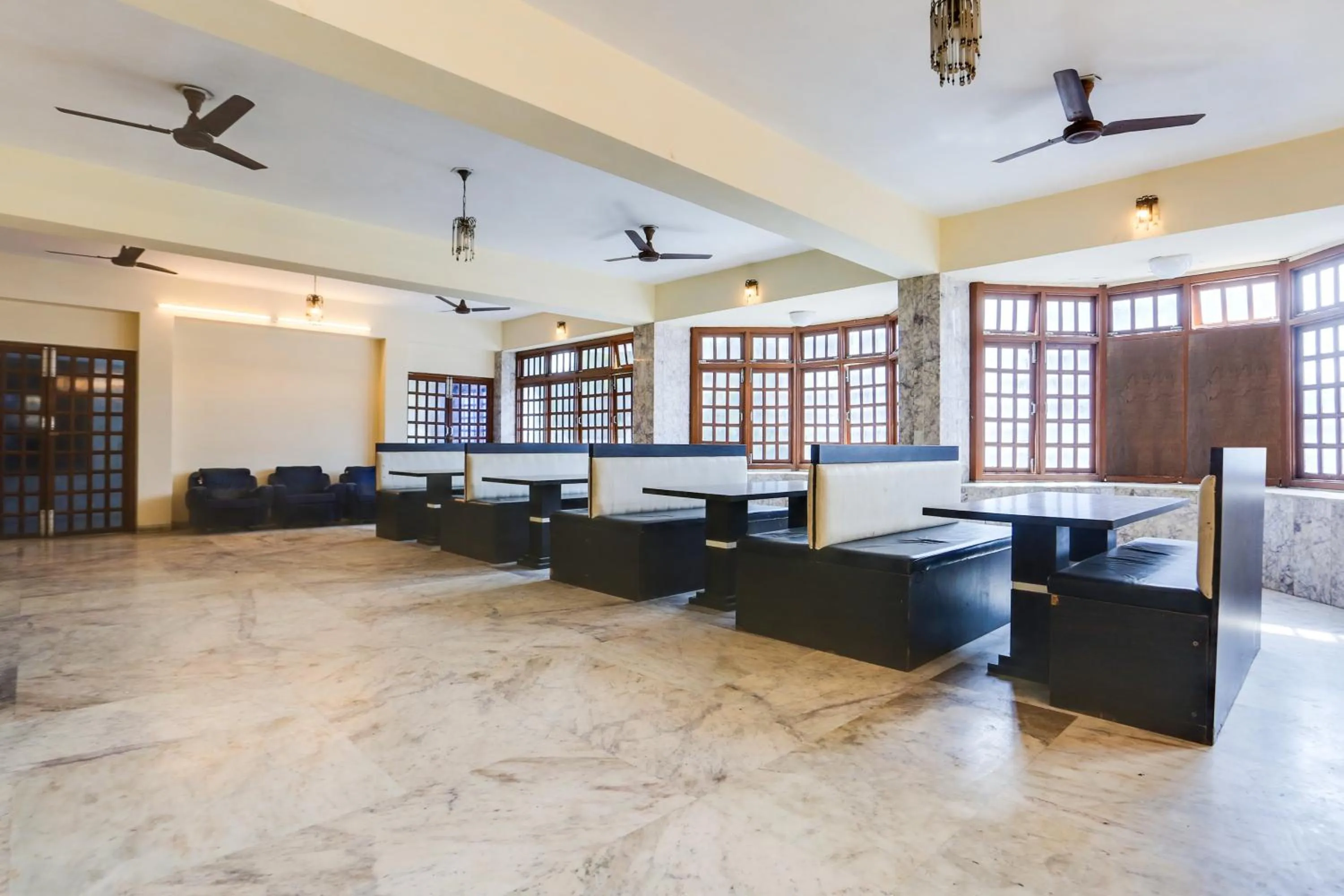 Restaurant/places to eat in Super Townhouse Pichola Formerly Vinayak